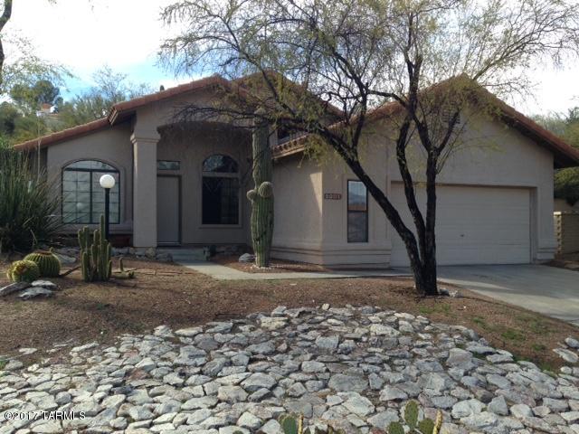 FOUR BEDROOM TWO BATH HOME IN THE GATED COMMUNITY OF ALTA MIRA
VILLAGE. WELL APPOINTED BACK YARD WITH PEBBLE TECH POOL. HIS AND HER SINKS AND GARDEN TUB IN THE
MASTER SUITE. GAS STOVE/APPLIANCE. STORAGE SHELVING AND CABINETS IN THE GARAGE WITH STORAGE SHED IN
THE BACK YARD. VIEWS OF THE CATALINA MOUNTAINS AND VALLEY FROM THE POOL AREA. GREAT LOCATION NEAR
OMNI TUCSON NATIONAL RESORT AND SPA.