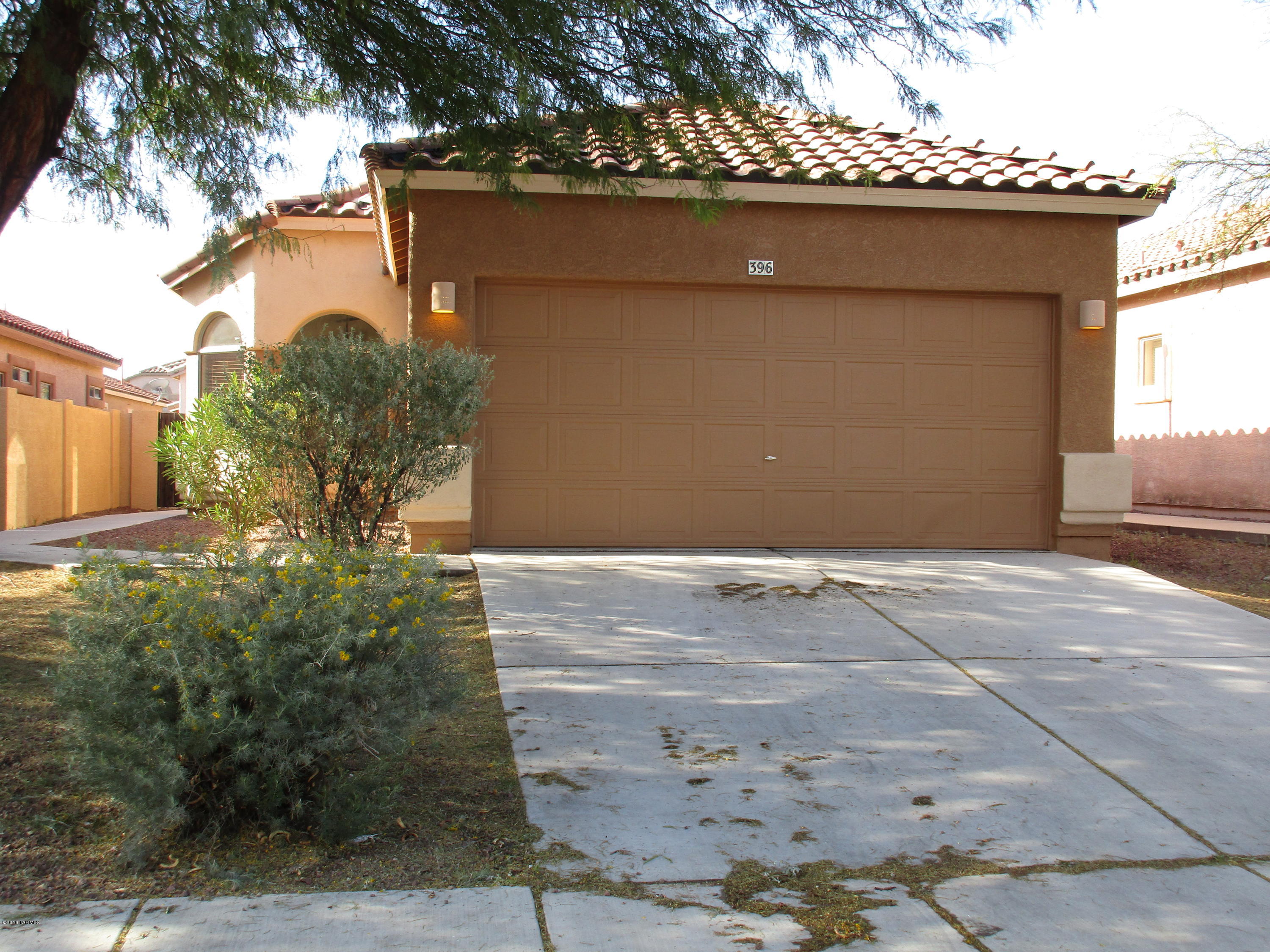 Contemporary 3 bedroom 2 bathroom home in Rancho Sahuarita! Brand new carpet! Fresh Paint! Community is wonderful with pool and spa available! Spacious living area! High ceiling in living area and kitchen! Huge open kitchen with ample counter and cabinet space! Covered patio in back!