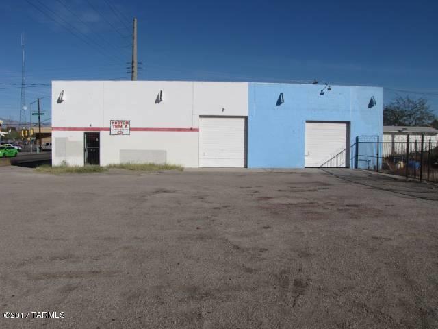 Free standing 2800 sq. ft. building on C2 zoned lot. 2 10'roll up doors.  Fenced yard.  Visible from Stone and Glenn.  Divided into 2 units.  Lot of parking. Owner may consider short term carryback.