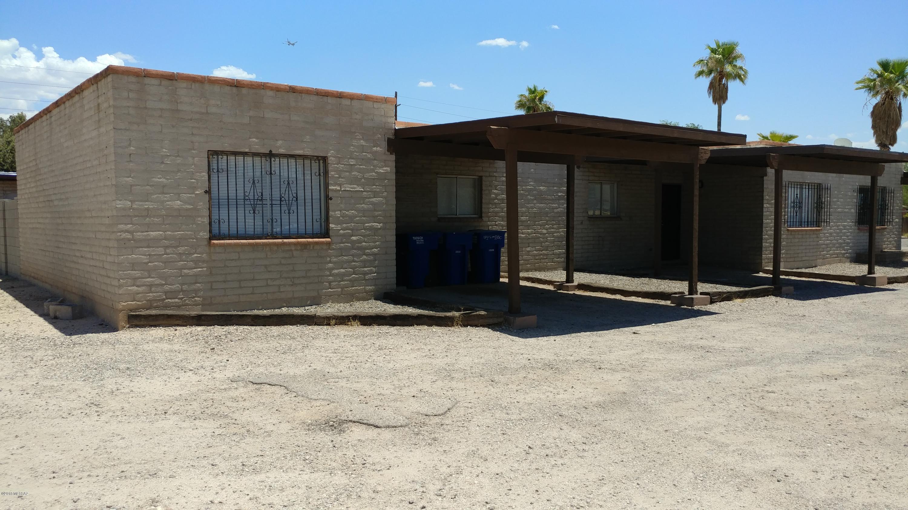 312 W Lee Street, Tucson AZ 85705. 2 Bedroom, 1 Bath Triplex unit.  Central location near bus routes.  Off street parking. Evaporative cooling and small private backyard with block wall. Tenant pays electric, Water Included.