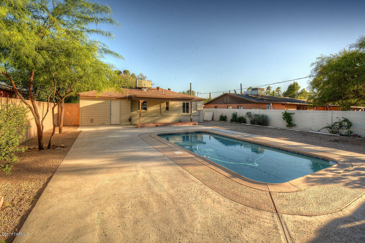 Country Club Manor - Residential