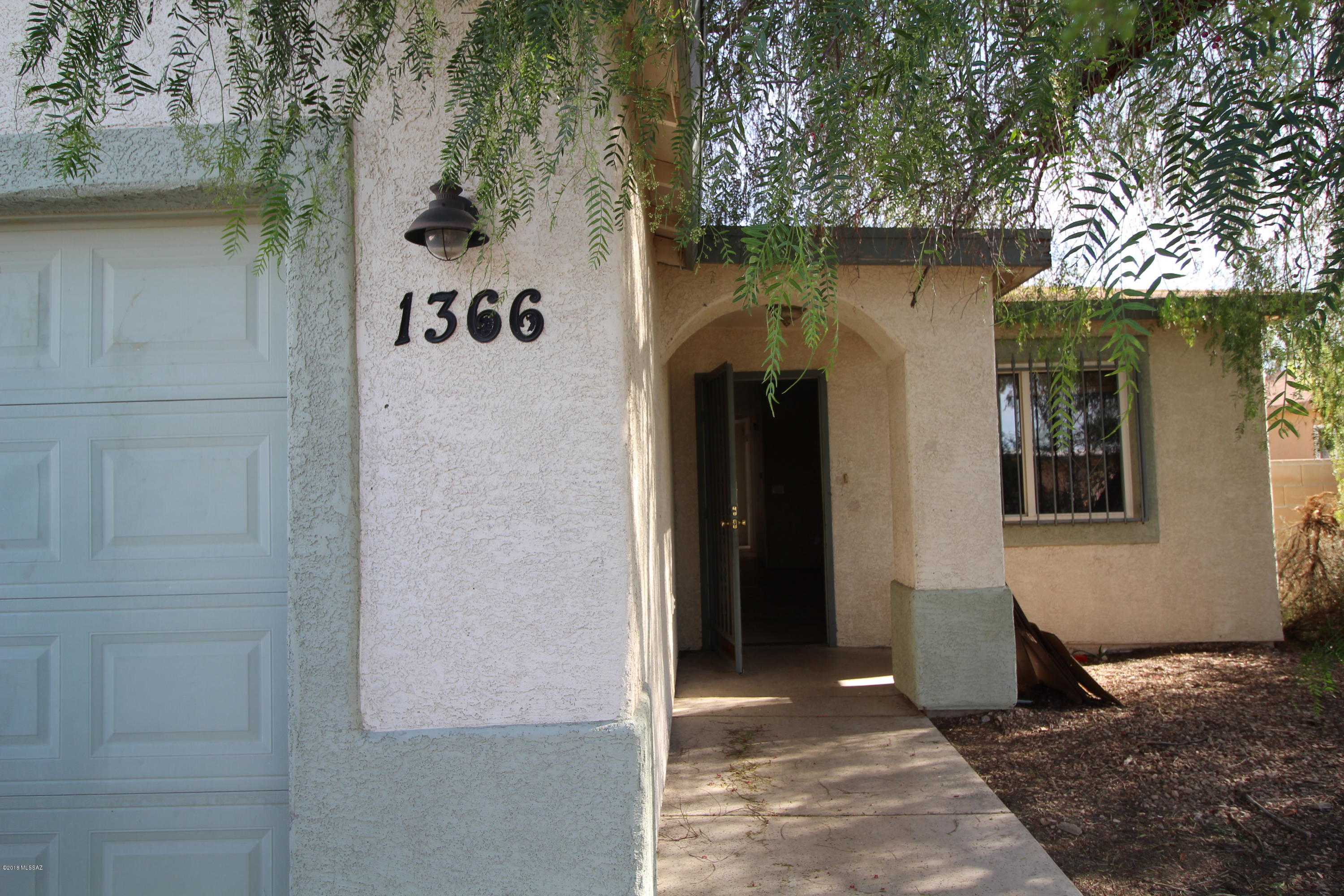 Opportunity awaits in this 3BR/2BA open floorplan home. Priced right for the handy person willing to restore it to its full potential.Close proximity to schools & shopping. 
HURRY, IT WON'T LAST LONG AT THIS PRICE.