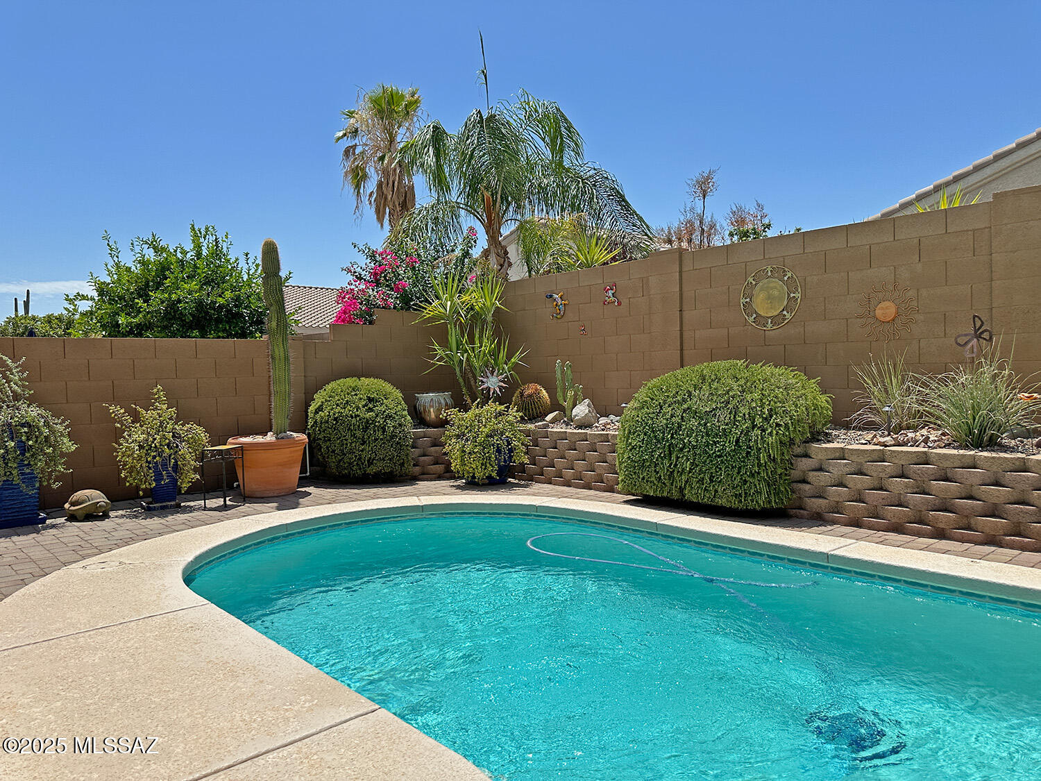 Beautiful Corner Lot Home in Rancho Vistoso!
Welcome to this stunning Solar home with 2,216 sq ft of well-designed living space. Situated on a desirable corner lot, this move-in-ready gem features vaulted ceilings, a spacious living room, and a split bedroom floor plan. The primary suite offers a large bath with a charming Southwestern touch. Enjoy the upgraded 20'' glazed porcelain tile and Shaw Versalock wood laminate flooring throughout. The open kitchen features Grade 5 granite countertops, stainless steel appliances, an induction range, breakfast bar, and plantation shutters. Step outside to your private oasis with a solar-heated pool, covered patio, and outdoor dining area with pavers. The low-care landscaped yard makes entertaining a breeze. List of recent upgrades Solar Home with Great Low Payments!!