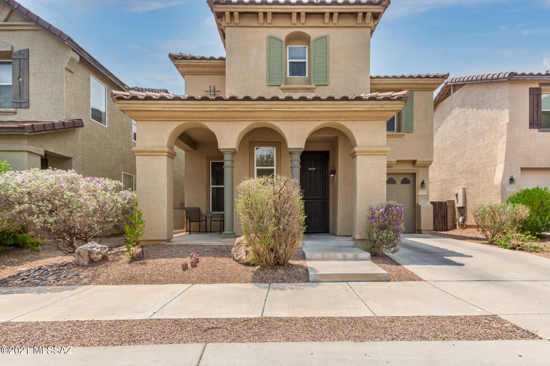 Look no further, You have found your new home! Beautiful 2-Story east side home in the desirable Pantano Overlook community. Open kitchen with beautiful white cabinetry and a center island with ample entertaining space.  Half bathroom is conveniently located downstairs for guests, while the spacious loft and all bedrooms are located upstairs. This freshly painted, newly carpeted home is minutes away from schools, shopping, restaurants and entertainment. You don't want to miss this opportunity while it lasts!