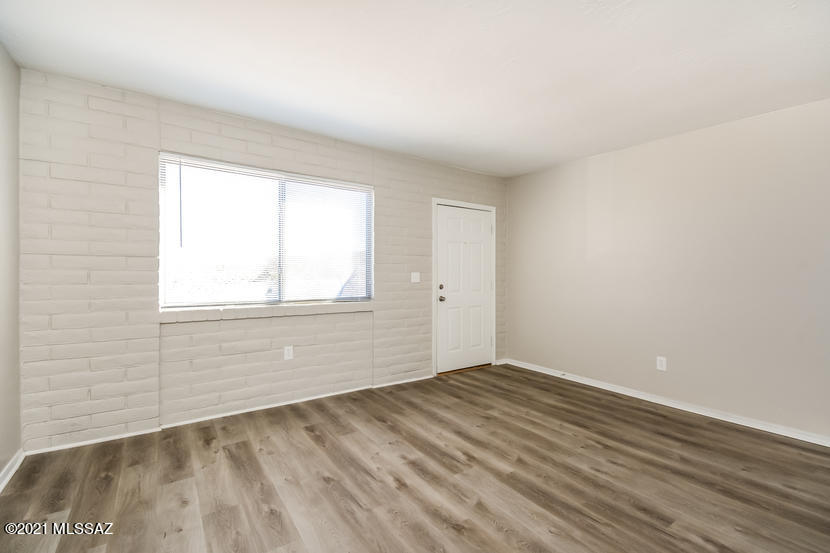 Las Palomas (1-284) - Residential Lease
