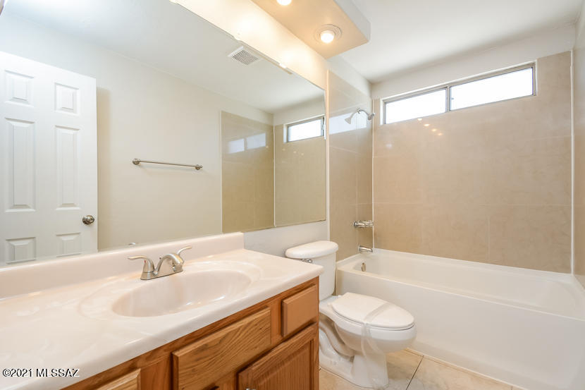 Las Palomas (1-284) - Residential Lease