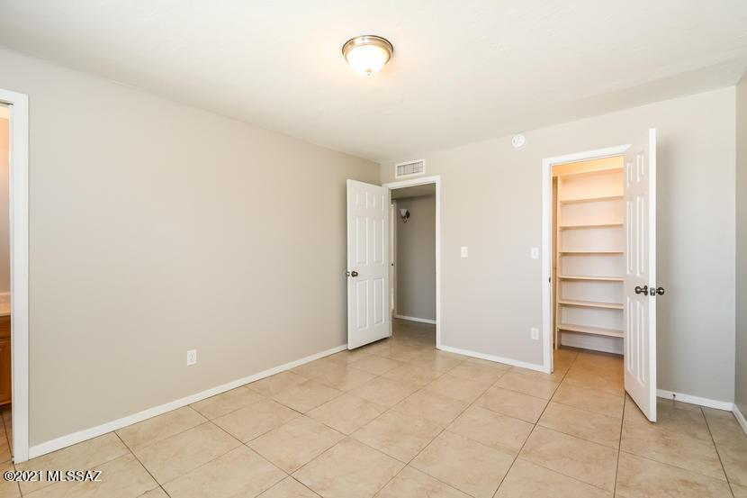 Las Palomas (1-284) - Residential Lease
