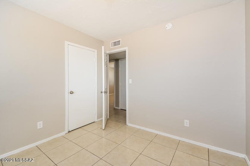 Las Palomas (1-284) - Residential Lease