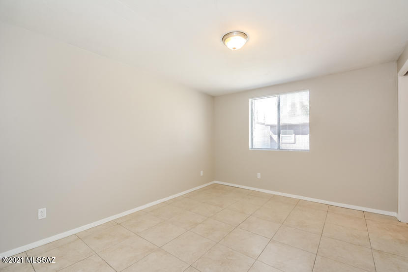 Las Palomas (1-284) - Residential Lease