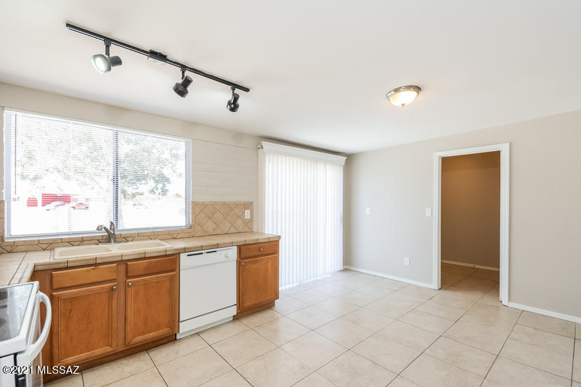 Las Palomas (1-284) - Residential Lease