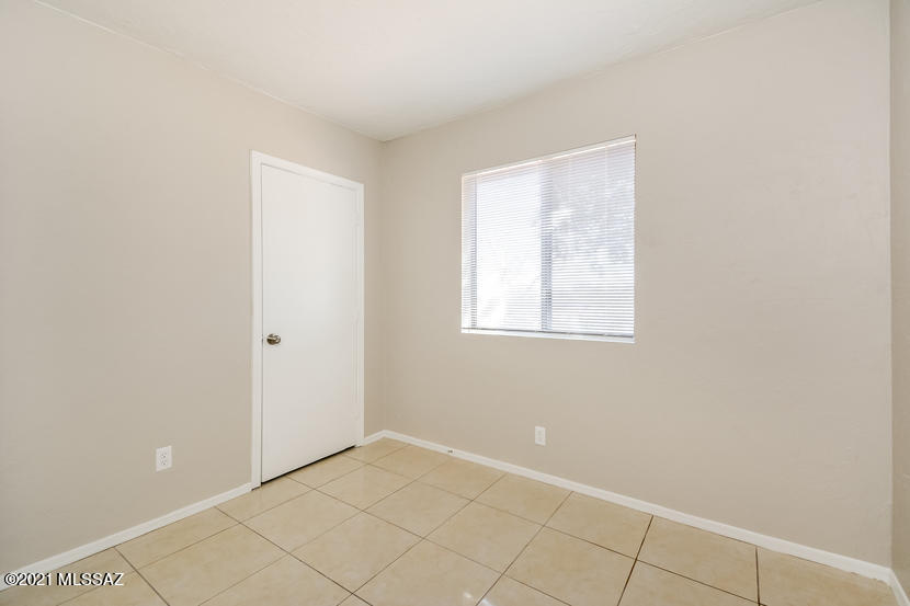 Las Palomas (1-284) - Residential Lease
