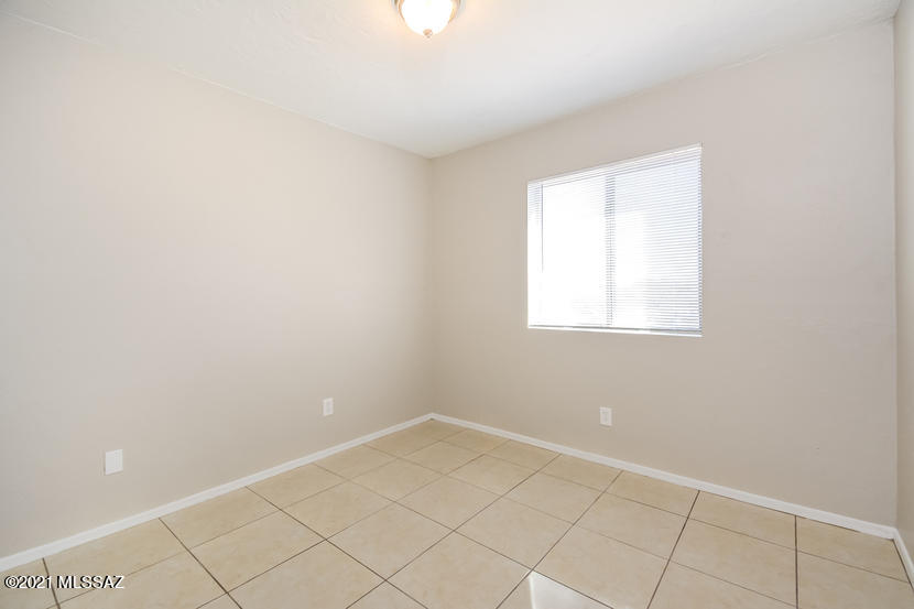 Las Palomas (1-284) - Residential Lease