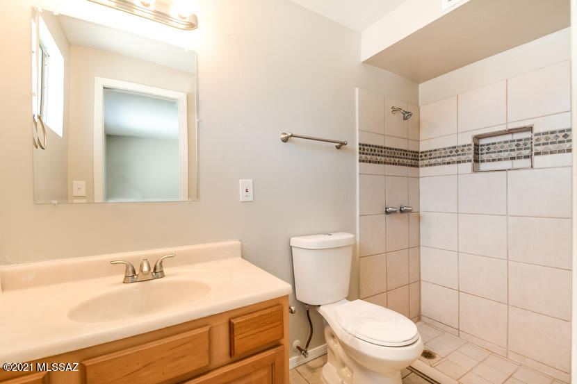 Las Palomas (1-284) - Residential Lease
