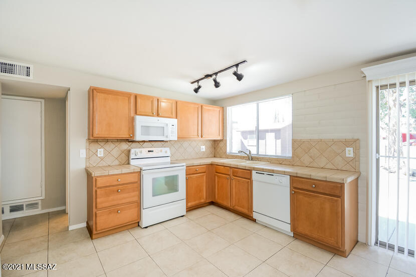 Las Palomas (1-284) - Residential Lease