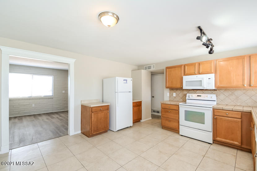 Las Palomas (1-284) - Residential Lease