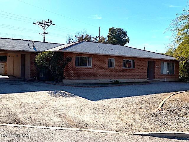Seller will accept or counter offers within the price range $399,900.00 - $419,900.00   Great location and opportunity for this classic wire cut central home on large lot.  Highly desirable El Conquistador Estates property with pool.  Bring you remodeling special touches to this property to make this home shine.  3 good sized bedrooms, large living area and family room.  Incredible location near El Con mall.  Minutes to U of A and downtown Tucson.