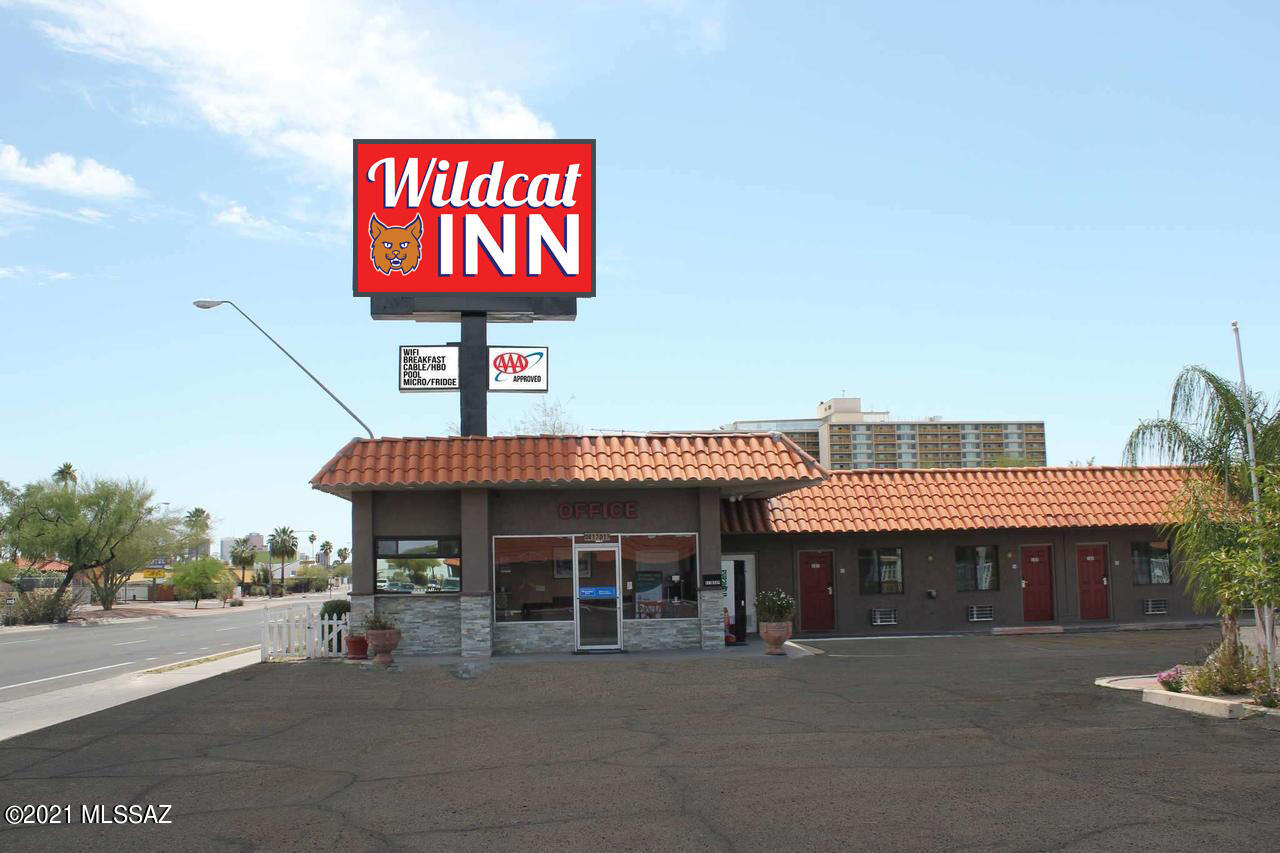 50 Rooms w/swimming pool & courtyard, recently renovated, guest laundry, Cable and highspeed internet. Just minutes away from UofA, Downtown Tucson, Tucson Mall, interstate, and more.