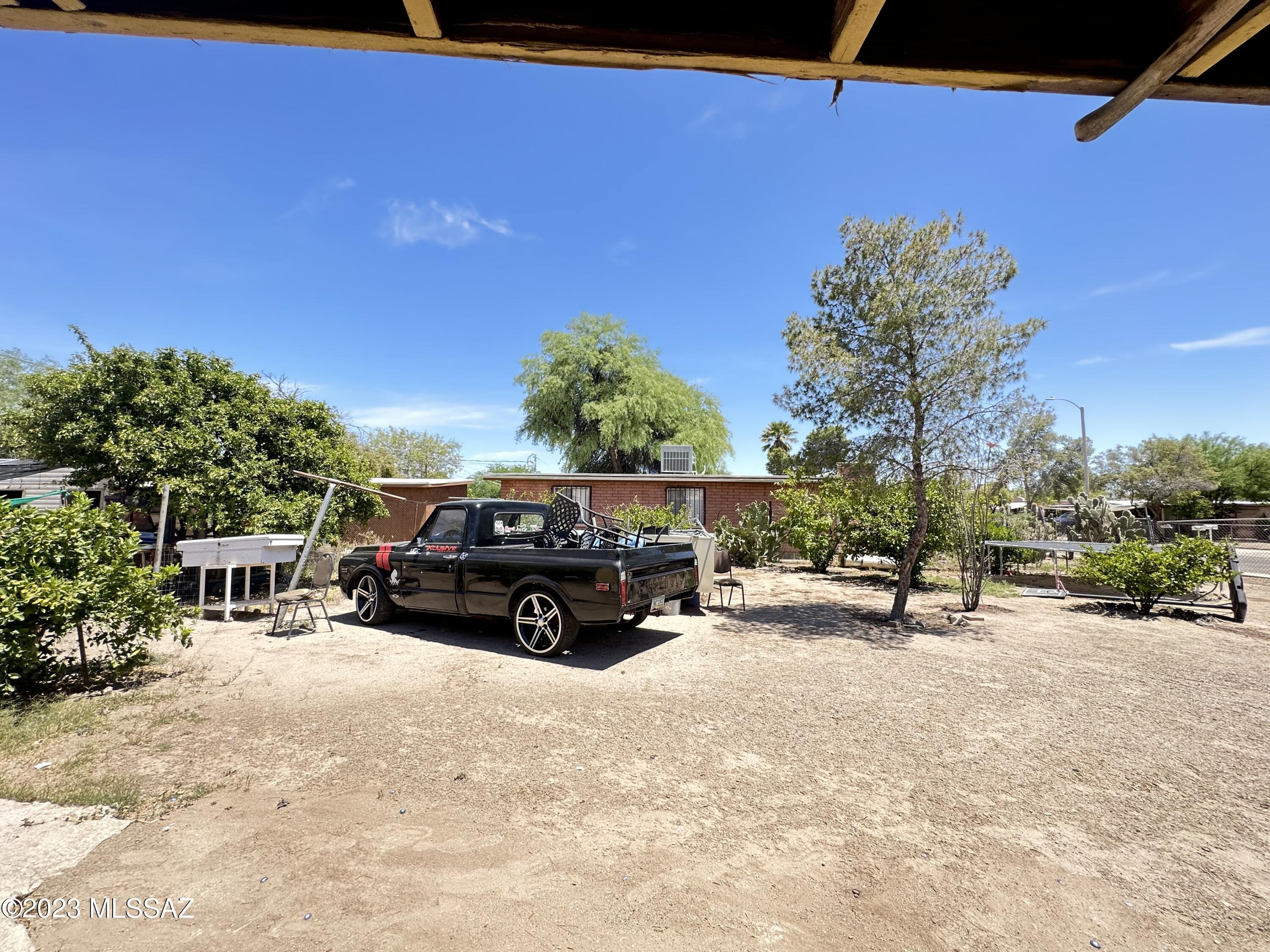 Lot conveniently located close to freeway and minutes from downtown Tucson. Property MUST be sold together with APN 116-17-259 (MLS#22315172) no exceptions due to encroachment.