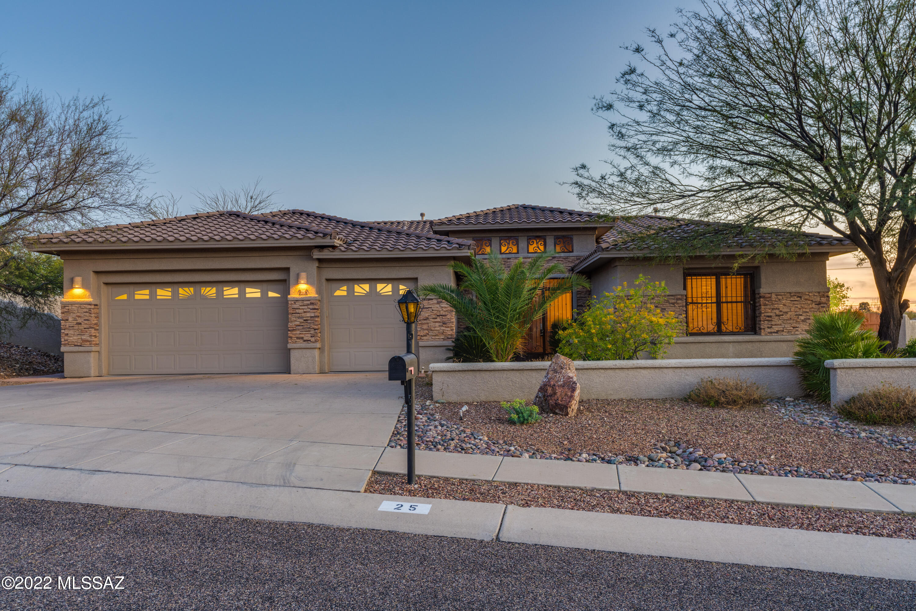 Beautiful 1 acre home with open floor plan, granite countertops, porcelain tile, gourmet kitchen w/dbl ovens, huge mstr bdrm.  Enjoy the pool/spa while viewing the spectacular Catalina Mountain Range!  *Handicapped accessible.