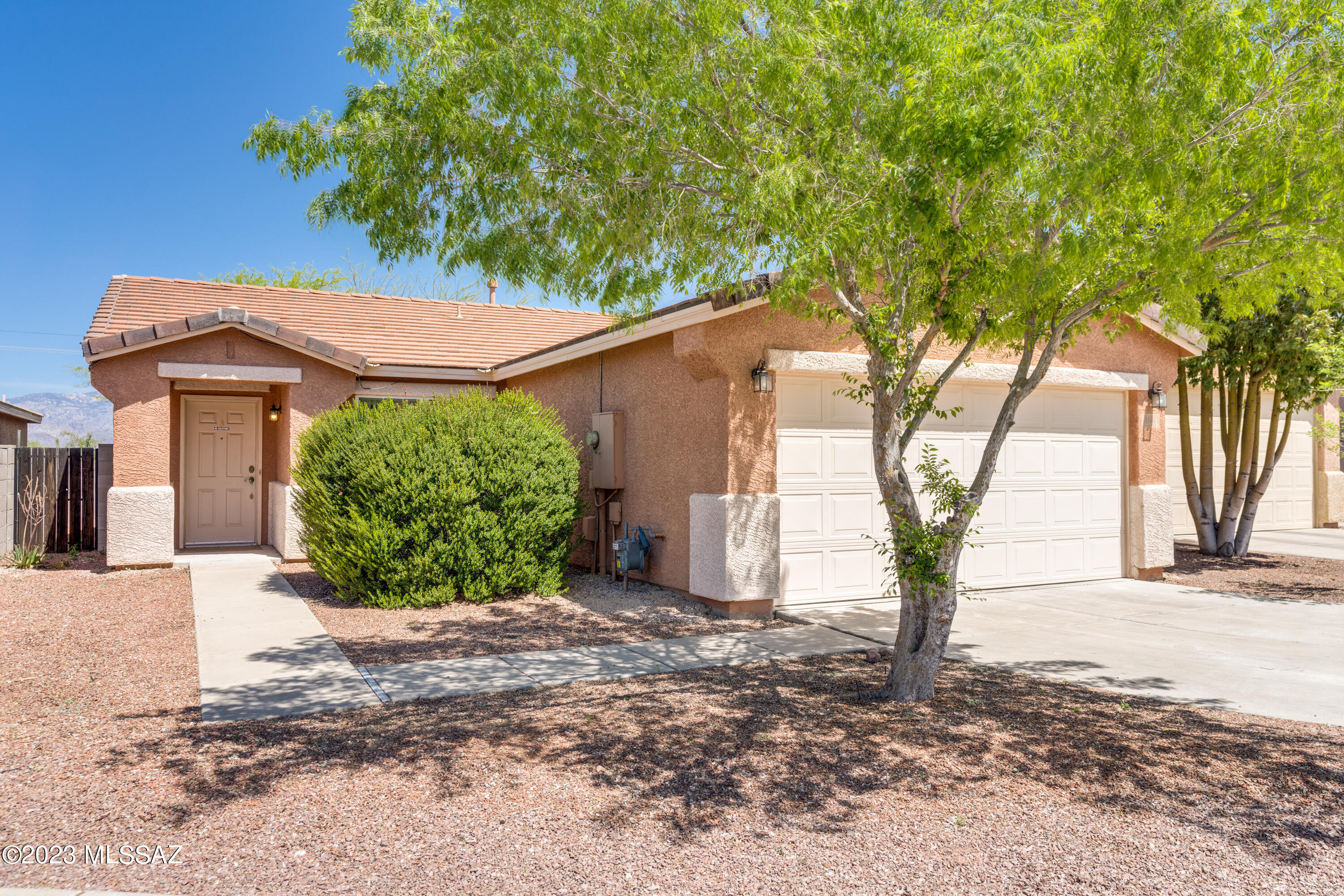 Super sharp home in coveted east area as GREAT MOUNTAIN VIEWS from your back yard/patio. Great room concept with pass-through to kitchen, breakfast bar, eat-in kitchen dining, large living area. High ceilings, concrete tile roof, lots of windows for natural lighting. Newly painted interior, new carpet.