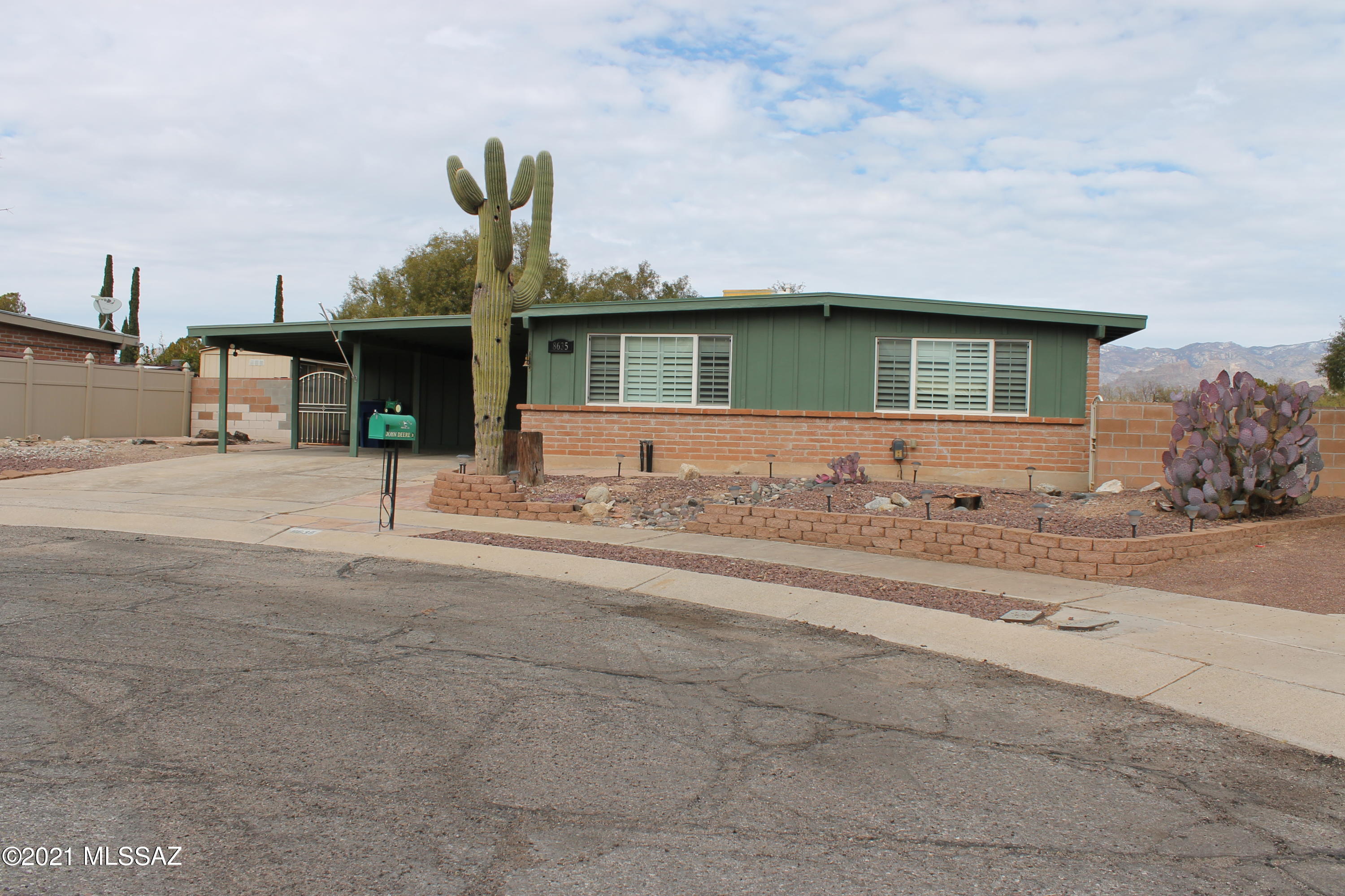 Quiet cul-de-sac home that sits on a large lot with Catalina mountain views. Beautifully updated kitchen, gorgeous granite including the sink and cherry cabinets, both bathrooms have great tile work, Lots of custom touches thru out home, large laundry room with washer and dryer, This is a must see home in person