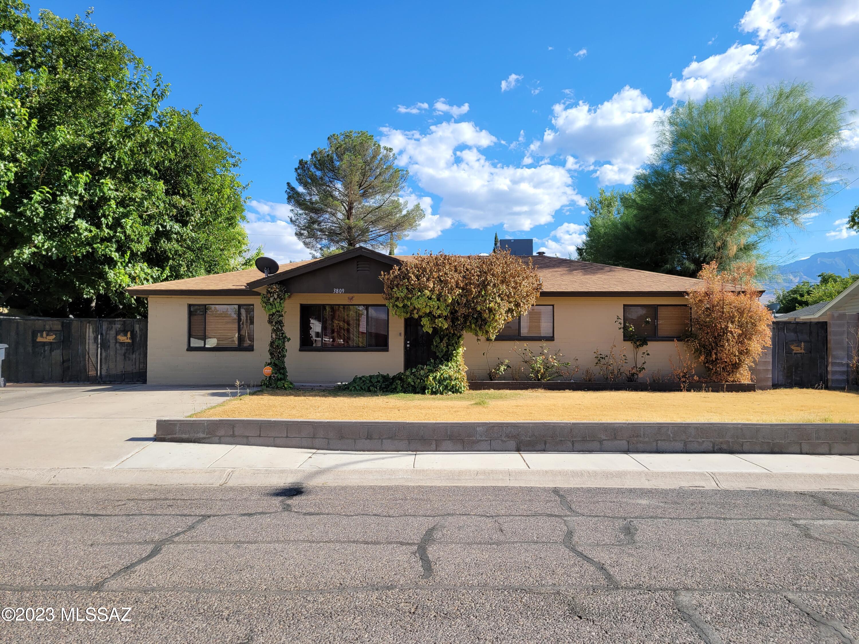 Sweet 3 BR , 2 BA home in Daley Estates, Thatcher, AZ. The house also has a family room in addition to the living room and kitchen/dining area. The garage/workshop is a special place to work and play. Come check it out!