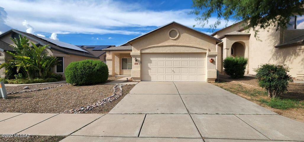 Beautiful home offers open floor plan with vaulted ceilings and plenty of natural light. Easy access to community parks, shopping, the Loop and in the HIGHLY rated VAIL SCHOOL DISTRICT!
