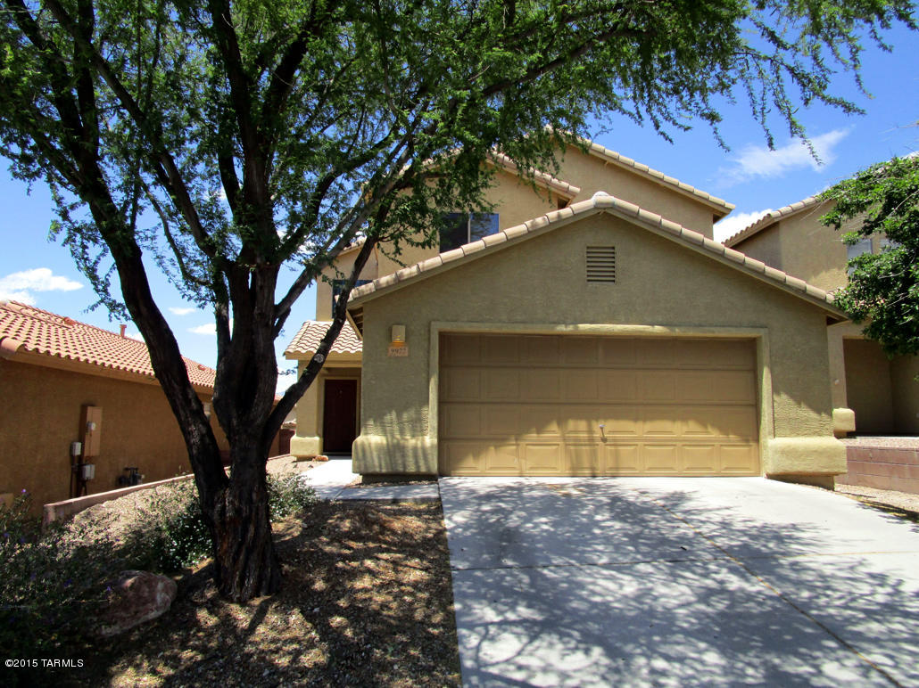 Great Eastside Two-Story Home with 4 Bedrooms and 3 Baths. Downstairs feature Great Room, Dining Area, Nice Kitchen with Upgraded Appliances and Breakfast Bar, One Bedroom and Full Bath Downstairs. Upstairs has the Huge Loft Area, Master Suite and Two Bedrooms.Master Bath recently remodeled. 
Mountain Views from Loft and Master.