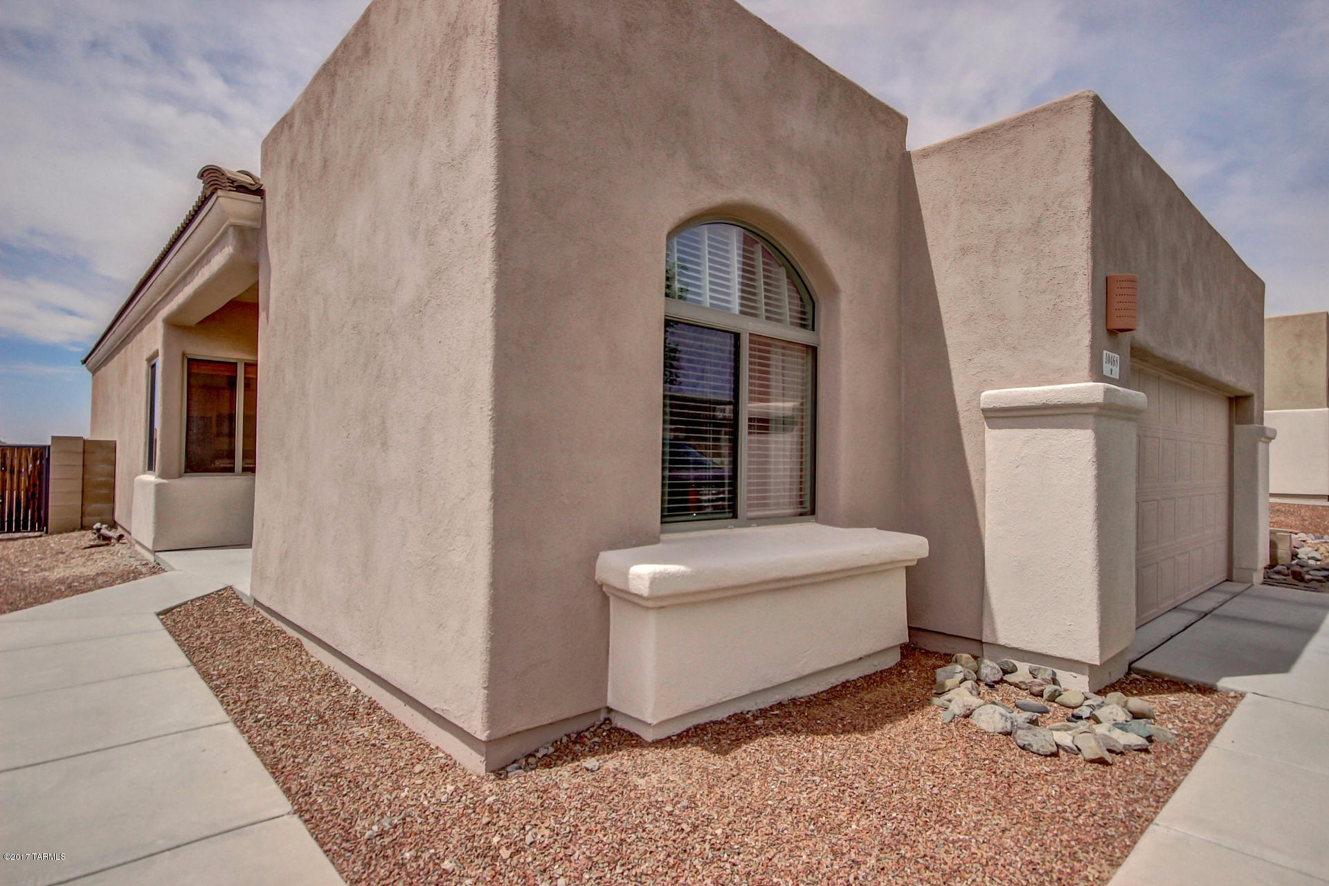 Highly sought after AF Sterling home PRICED TO SELL!!!! Thoughtful floorplan features split bedroom floorplan for maximum privacy, arches, niches high ceilings and ample natural light plus  2 x 6 construction are just a few of the trademark features of an AF Sterling home. Spacious open kitchen with both breakfast bar and charming nook.  Master bedroom features walk-in closet and double vanity. Come see this wonderful home in one of Rancho Del Lago's best subdivisions. Close to Raytheon, Raytheon, I-10, Saguaro National Park, and just 1 hr to Ft Huachuca/Sierra Vista.