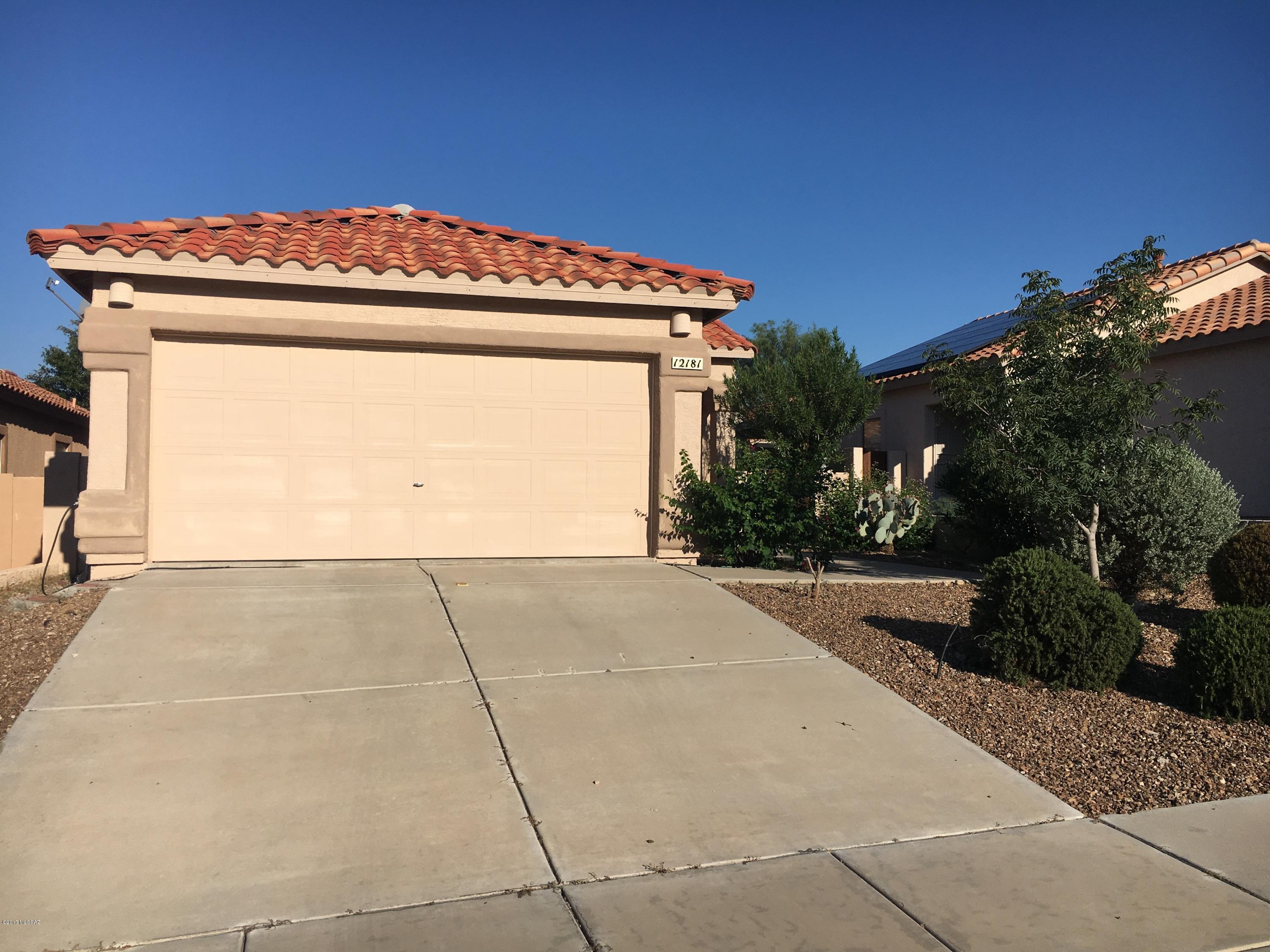 Oro Valley Charmer! Open great room plan featuring 2 bedrooms, a spacious open den, tile everywhere but bedrooms! Covered patio, back yard with plenty of fruit trees and hardscaped areas. Ceiling fans in bedrooms.
