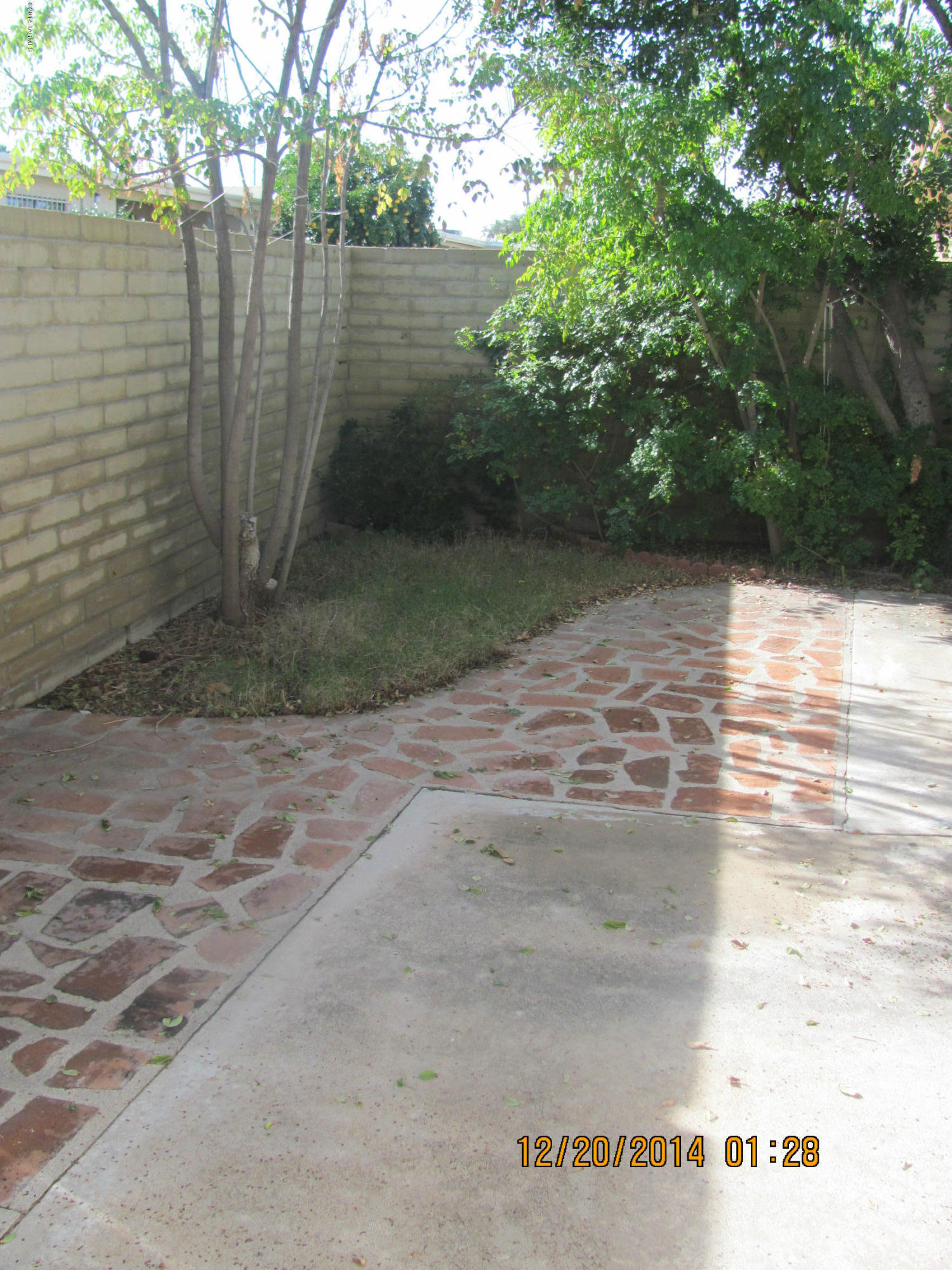 TERRIFIC LOCATION.LOWEST HOA FEE $50.00 A MONTH,UNHEARD OF WITH A COMMUNITY POOL AND REC CENTER .CLOSE TO SHOPPING,HOSPITALS AND BUS LINES.A/C IN 2012,ROOF HAS 2 YR WARRANTY.READY TO MOVE IN.MAIN BATH HAS SAFE T BATH HANDICAP TUB WITH DOOR.MOUNTAIN VIEW.BACK YARD WITH MATURE LANDSCAPING.