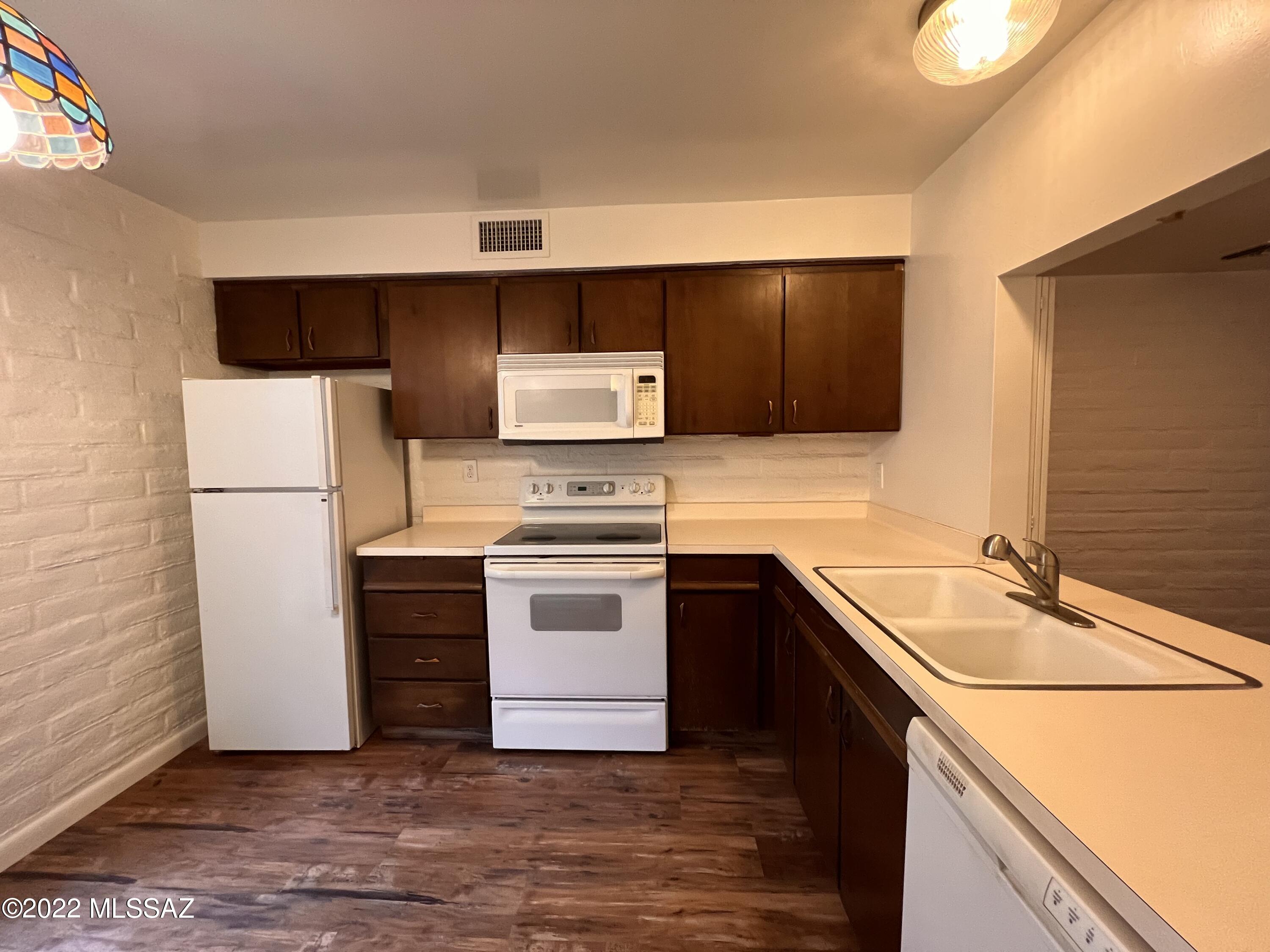 Convenient Central Tucson location! This 2bdr/2 ba townhome is really cute!
Spacious living room overlooks private patio, 1/2 ba is downstairs and the kitchen is bright and open.
Upstairs has primary bedroom and 2nd bedroom and main bath is in the middle.
EMS REALTY REPRESENTS THE LANDLORD ONLY ON THIS LISTING.