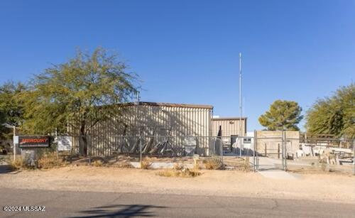 Rare Industrial ''Opportunity Zone'' Investment Available. Own a corner lot of .51 AC Industrial Property with MU Zoning. 3 separate spacious fenced lots that are month-to-month. Potential for 6 rentals. Corner lot - stone company production business operating currently occupies 3 bays and the
office. South lot - marine repair tenant has been there for years.
West Lot - fenced with small building. Has hookup for manufactured home/RV
3 large bays with evaporative ''swamp'' cooling.
Raised concrete loading dock.
Front office and Bay 1 have HVAC
3 Phase converter
3 electrical meters and 6 submeters
3 water meters
1 gas meter
4 bathrooms and 1 shower
Washer/Dryer hookup
Mature mesquite trees with water catchment system
5 vehicle gates