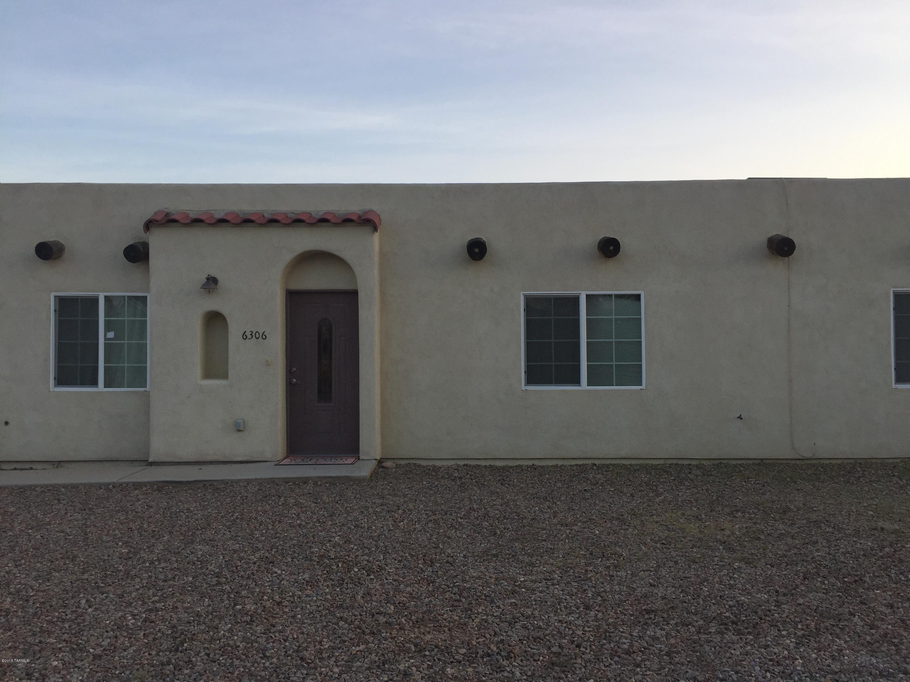 Remarcable Santa Fe style Home in the Southwest area with many upgrades! HUGE backyard ready to become a homeowner's retreat! Home is nestled away from street traffic. Close to shopping,dining and entertainment! Hurry this home won't last!