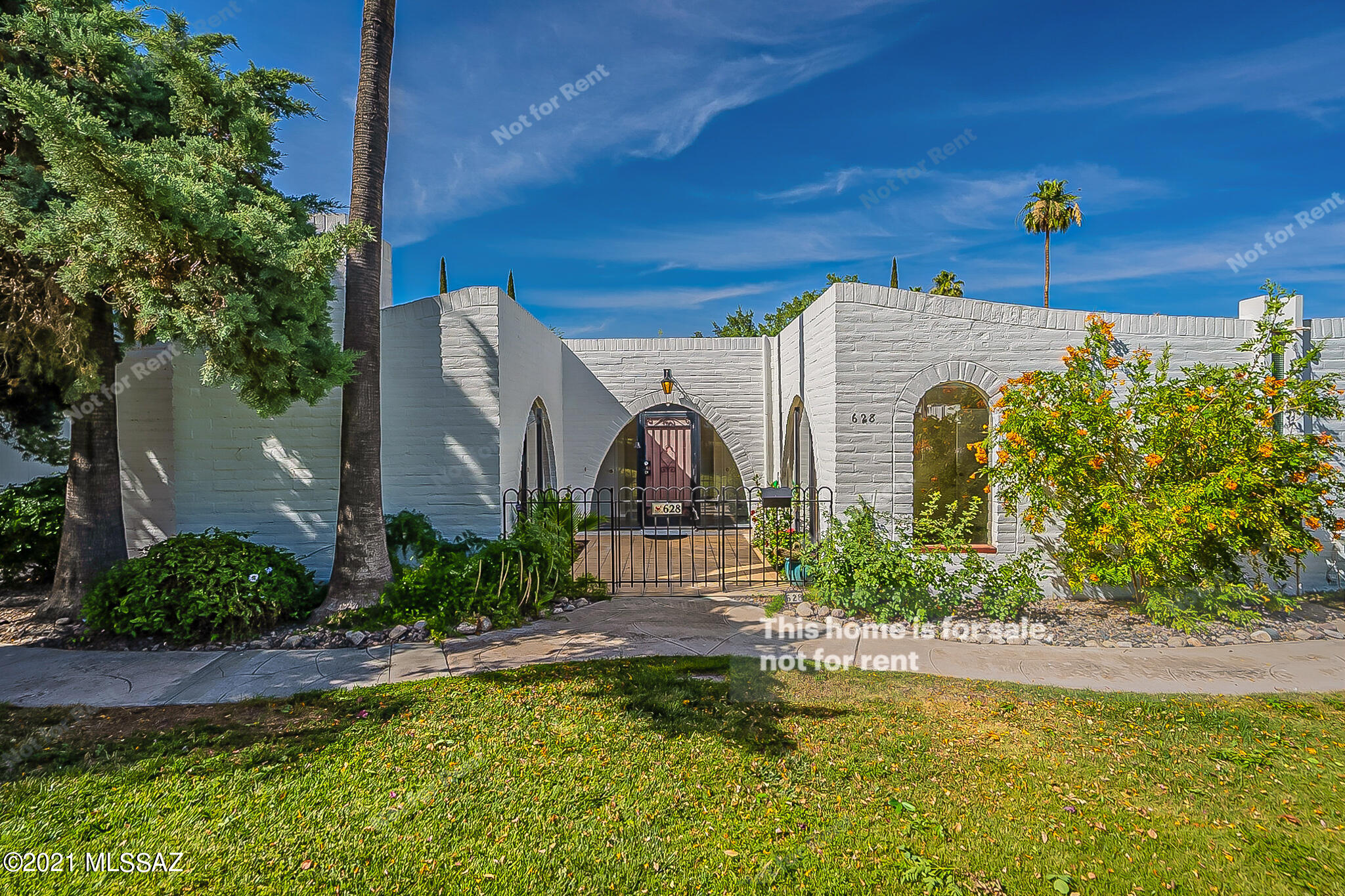 This Tucson cul-de-sac home has one story. This home has been virtually staged to illustrate its potential.