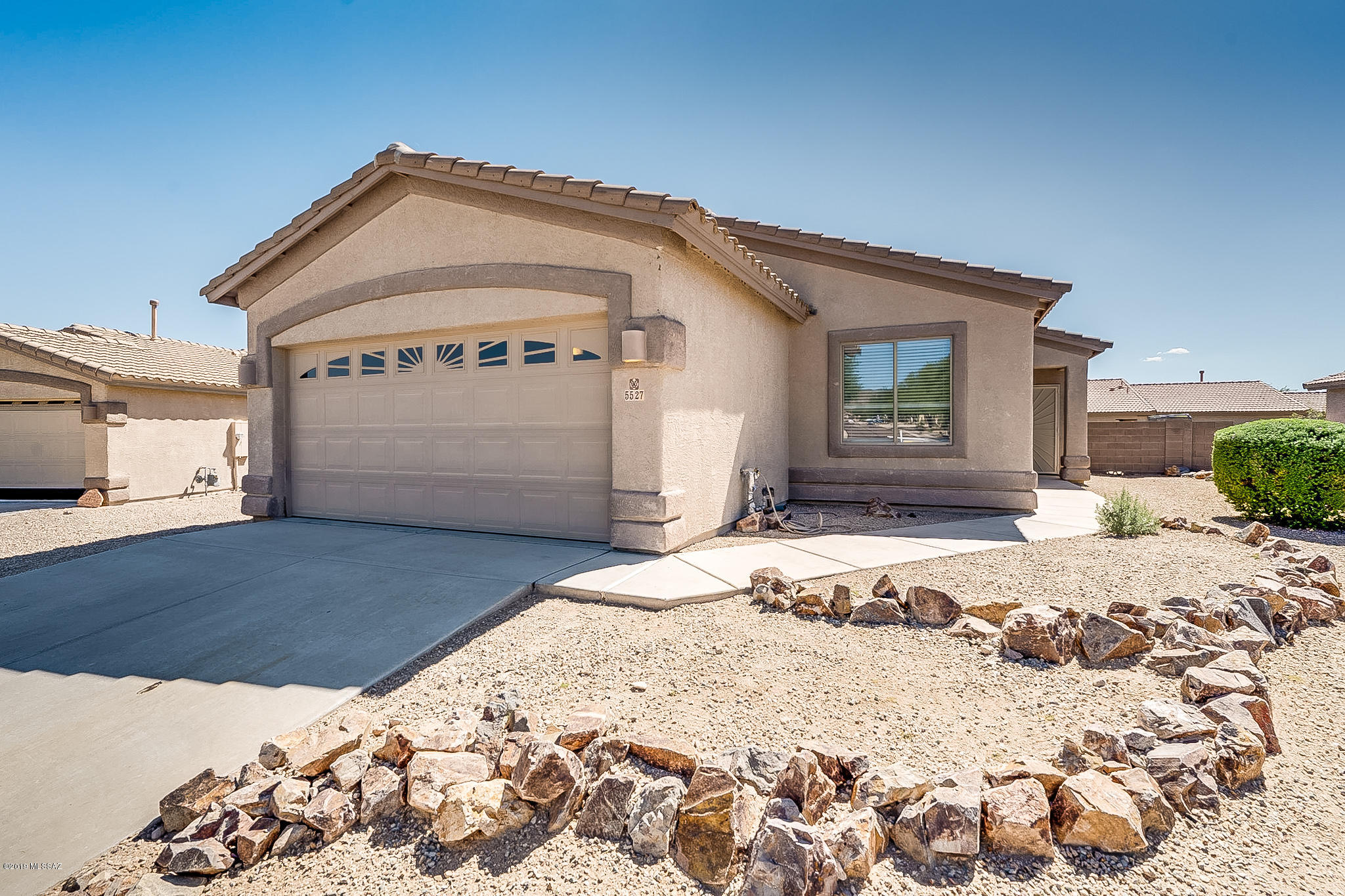 House with great distribution for entertaining.  Spacious kitchen with Alder cabinets and granite countertops.  Elegant Travertine tiles, in main area, kitchen and halls.  Wood laminate in bedrooms.