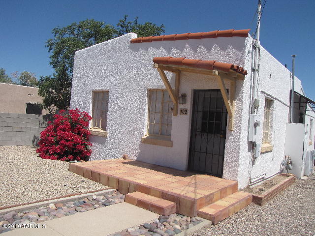 Very clean, 2 bedroom, 1 bath/ A/C, hardwood floors, Saltillo tile, large fenced yard.