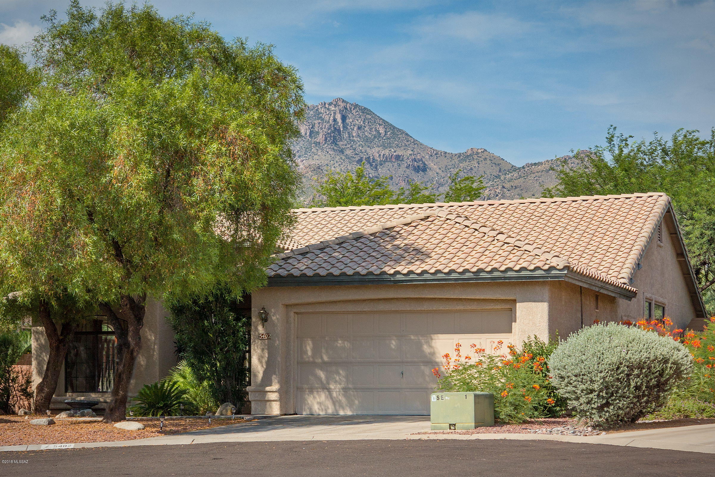 Beautiful home in Tierra Santa!