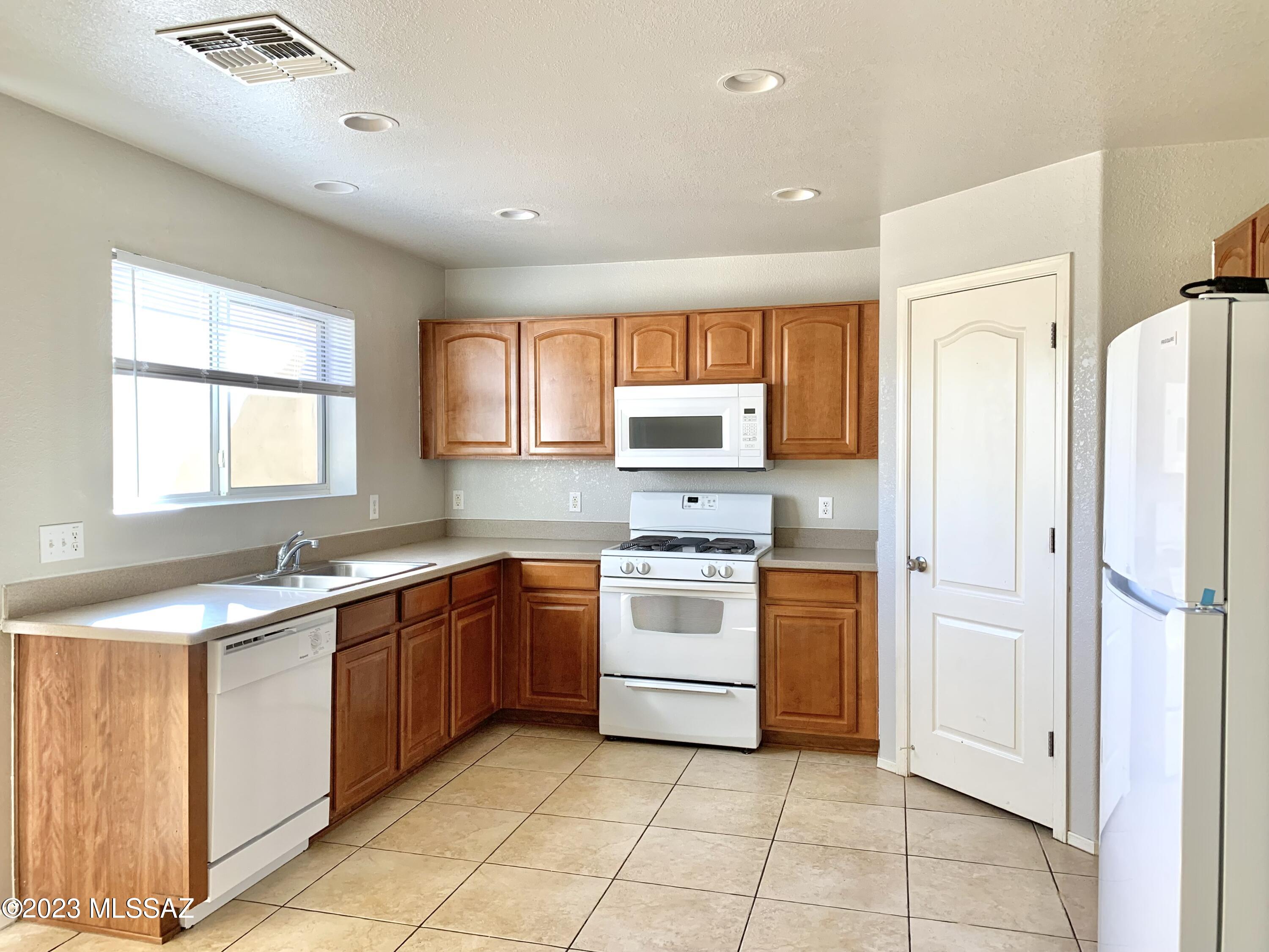 Presidio Del Cielo (1-425) - Residential Lease