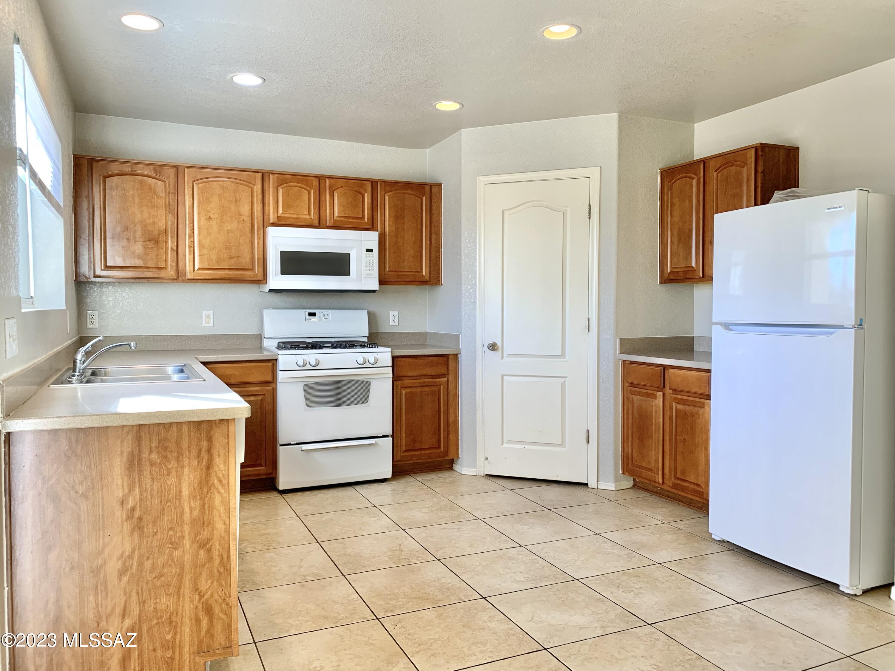 Presidio Del Cielo (1-425) - Residential Lease