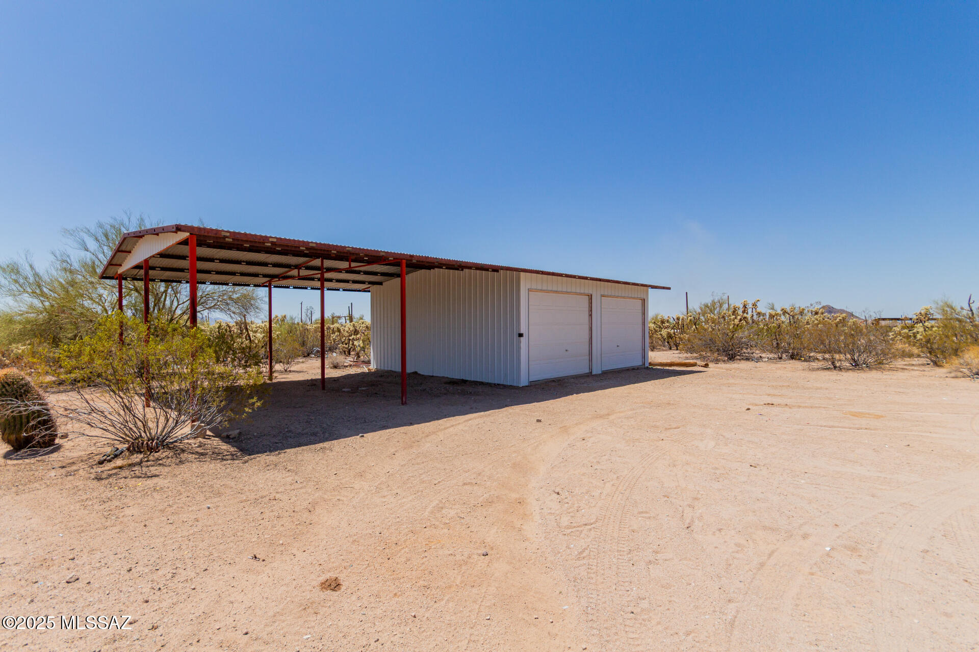 Fantastic opportunity to own a 5-acre property! You're welcomed by breathtaking mountain views, a natural desert landscape. You'll also find a detached garage and carport for secure parking. Abundant space for crafting your dream oasis or establishing equestrian facilities. Trailer on the property is to convey as is and carries no value. Owner agent