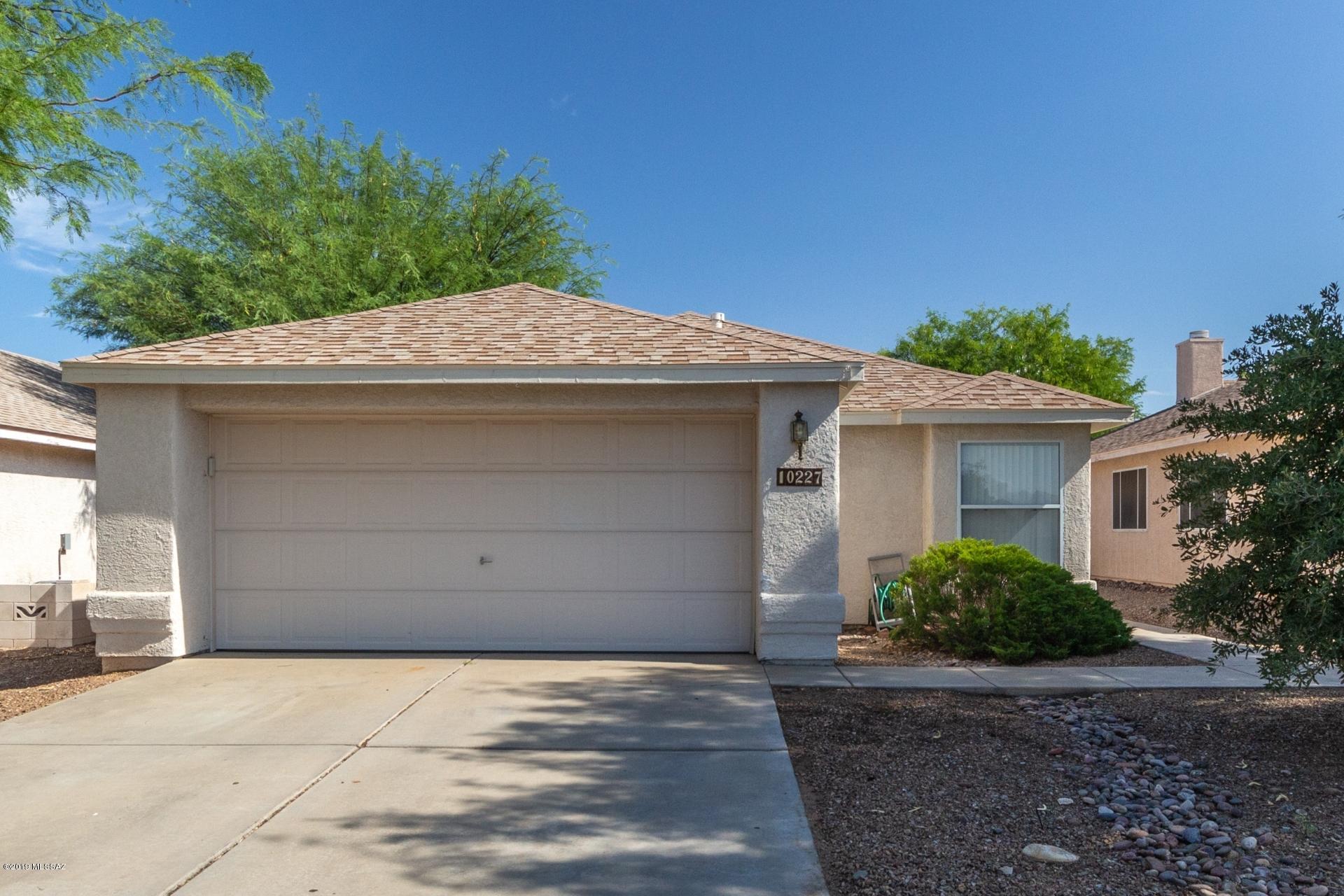 Situated in Hacienda Del Oro is a charming 2 bedroom single family home! Upon entering you are greeted with an open great room with plush carpeting, vaulted ceilings and generously sized rooms with the master offering a walk-in closet and full en-suite. The kitchen includes ample prep space, white appliances and a pantry. Take time out of your day to relax in your low maintenance yard. Schedule your showing today!