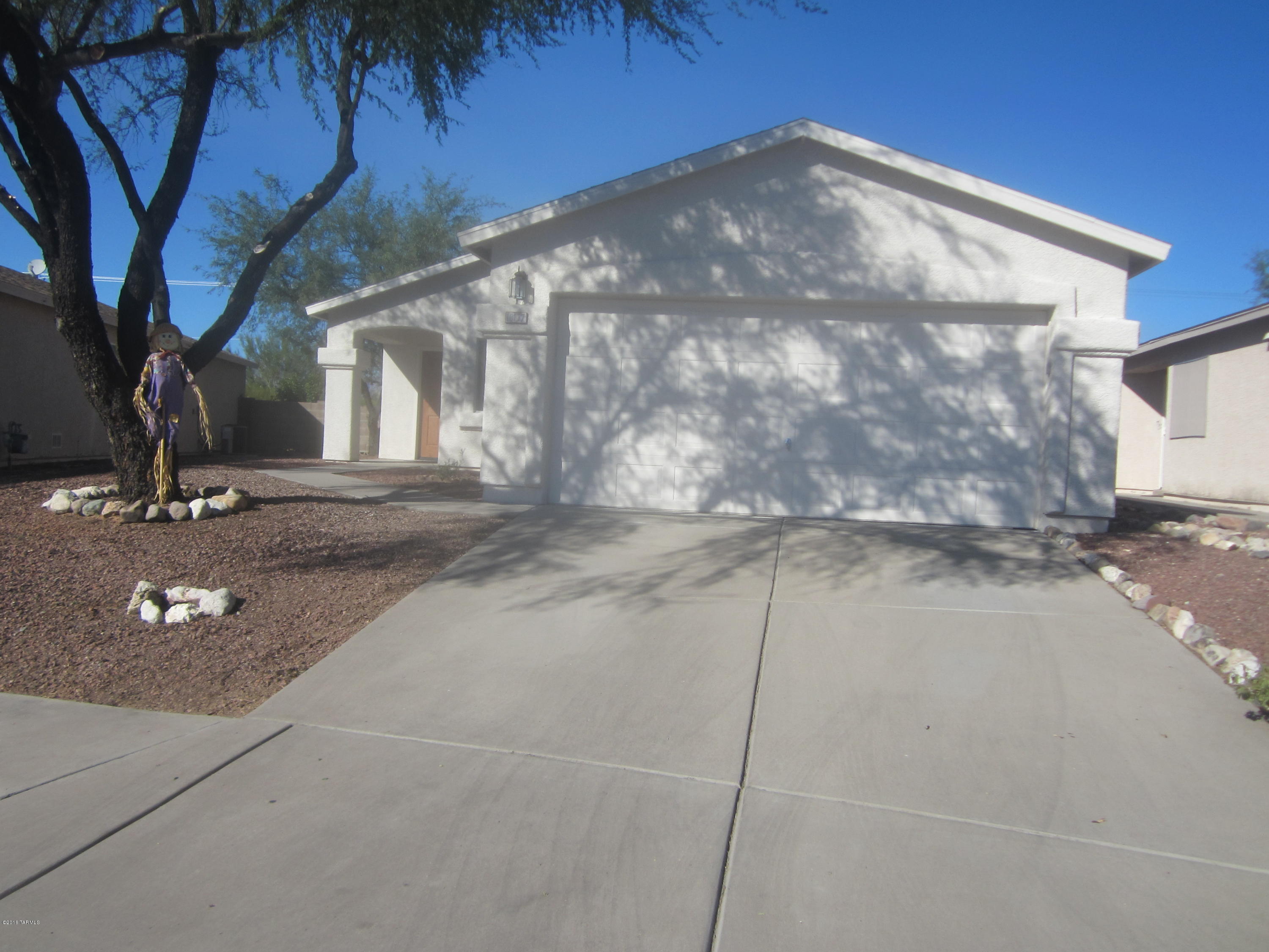 Spend the Holidays in your New Home! New On Market-MOVE-IN READY! 3 Bedroom-2 Full Baths
Desireble Eastside Location. Larger Lot for your Own Custom Pool, Playground Equipment, or Landscaping to your own Specifications. Exterior Professionally Painted-2015. New Garage Door Opener, 2 remotes and Keyless Entry Installed 11/10/16.New garbage Disposal installed 8/24/16. New Hard Wired Smoke Alarms installed 5/28/15. Carpet Professionally Cleaned 11/10/16 Water Softner and Reverse Osmosis under Sink Included. Ceramic Tile in Kitchen, Great Room & Hallways, Bedrooms are Carpeted.Walk-In  Spacious Master Bedroom Closet with Shelving. Broom Holder, Tool Holder and Hose Holder in Garage do not convey.
