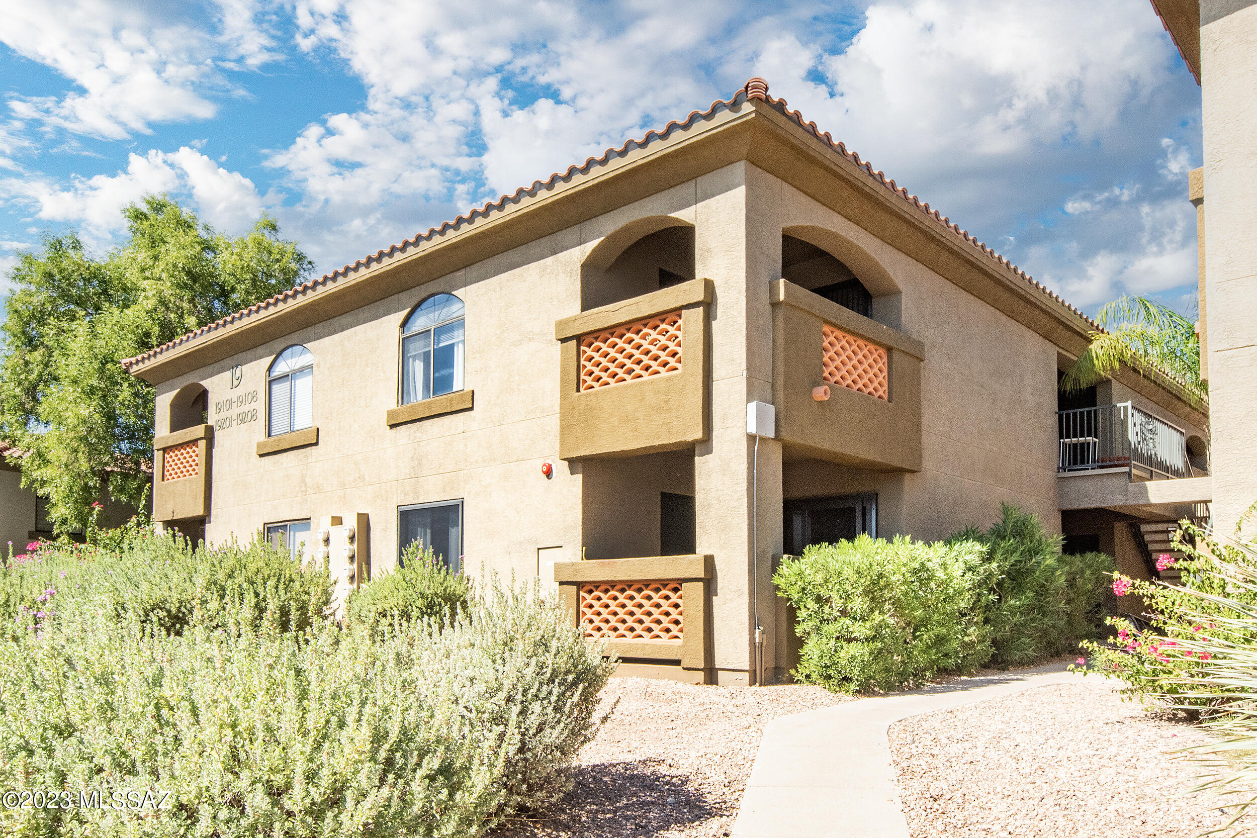 Welcome to this charming, ground level, condo in the gated community of Veranda at Ventana. This one-bedroom, one-bathroom condo offers the perfect blend of comfort and convenience. Open concept living with the living room opening to a private patio , breakfast nook and overlooked by the breakfast bar in the kitchen which boasts chic white cabinetry, granite countertops and a walk-in pantry. Light-filled bedroom with roomy walk-in closet. Enjoy mountain views, park-like grounds, two resort style community pools, outdoor grills & a fitness center. Located in Catalina Foothills, close to golf, dining, shopping, Sabino Canyon & more!