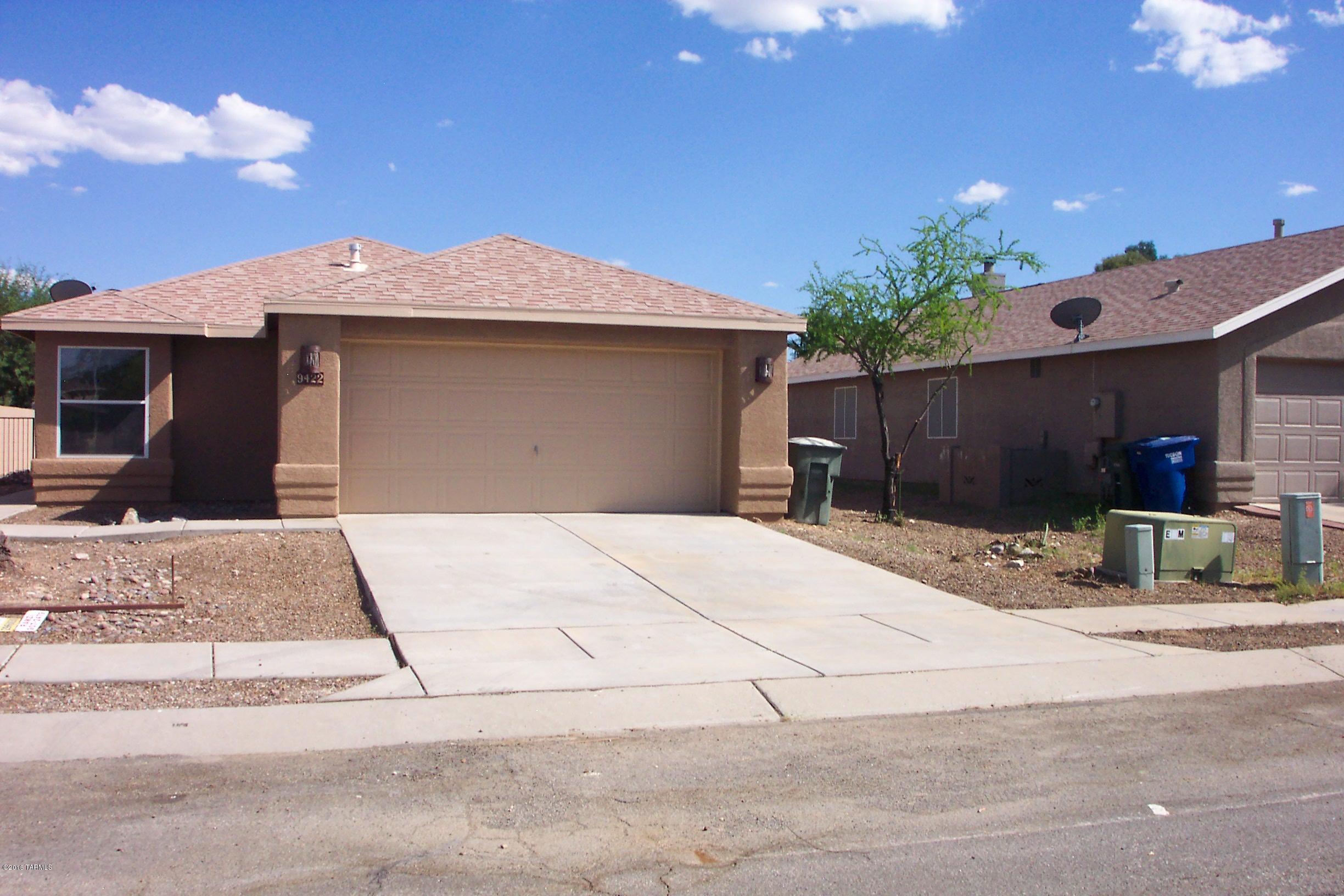 Absolutely Gorgeous!3 bed /2 baths. nicely renovated. Freshly Painted IN and OUT. Brand new SS kitchen appliances ( stove, microwave, dishwasher). New earth tone ceramic tiles and new upgraded carpet and pads to match in bedrooms only. Ceiling fans everywhere. His and hers master bath sinks with a garden Tub and walk in closet. Large back yard . a must see. Owner/agent
