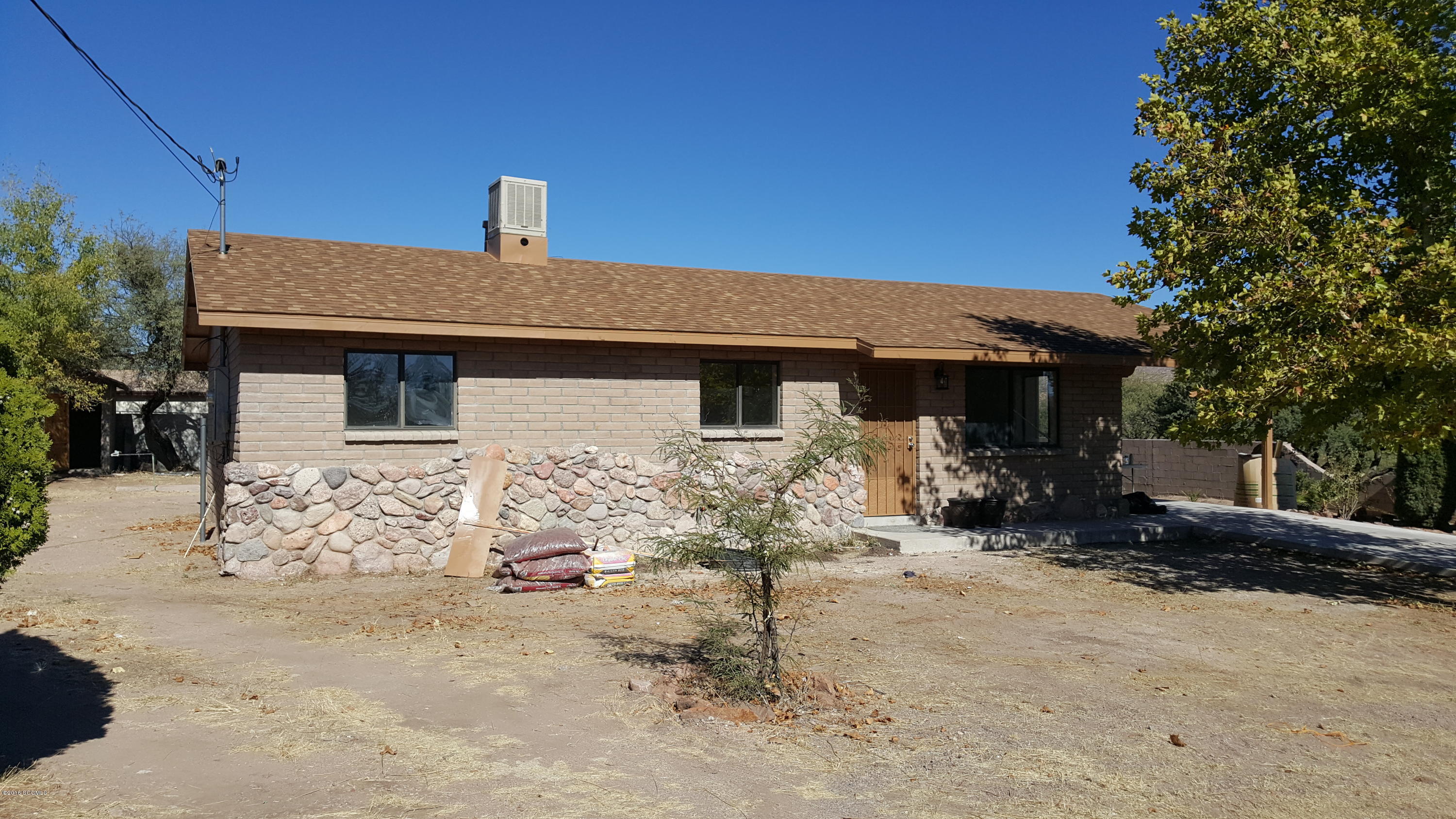 Charming 3 bedroom, 2 bath remolded home near schools. Open Floor plan. ready to move in..