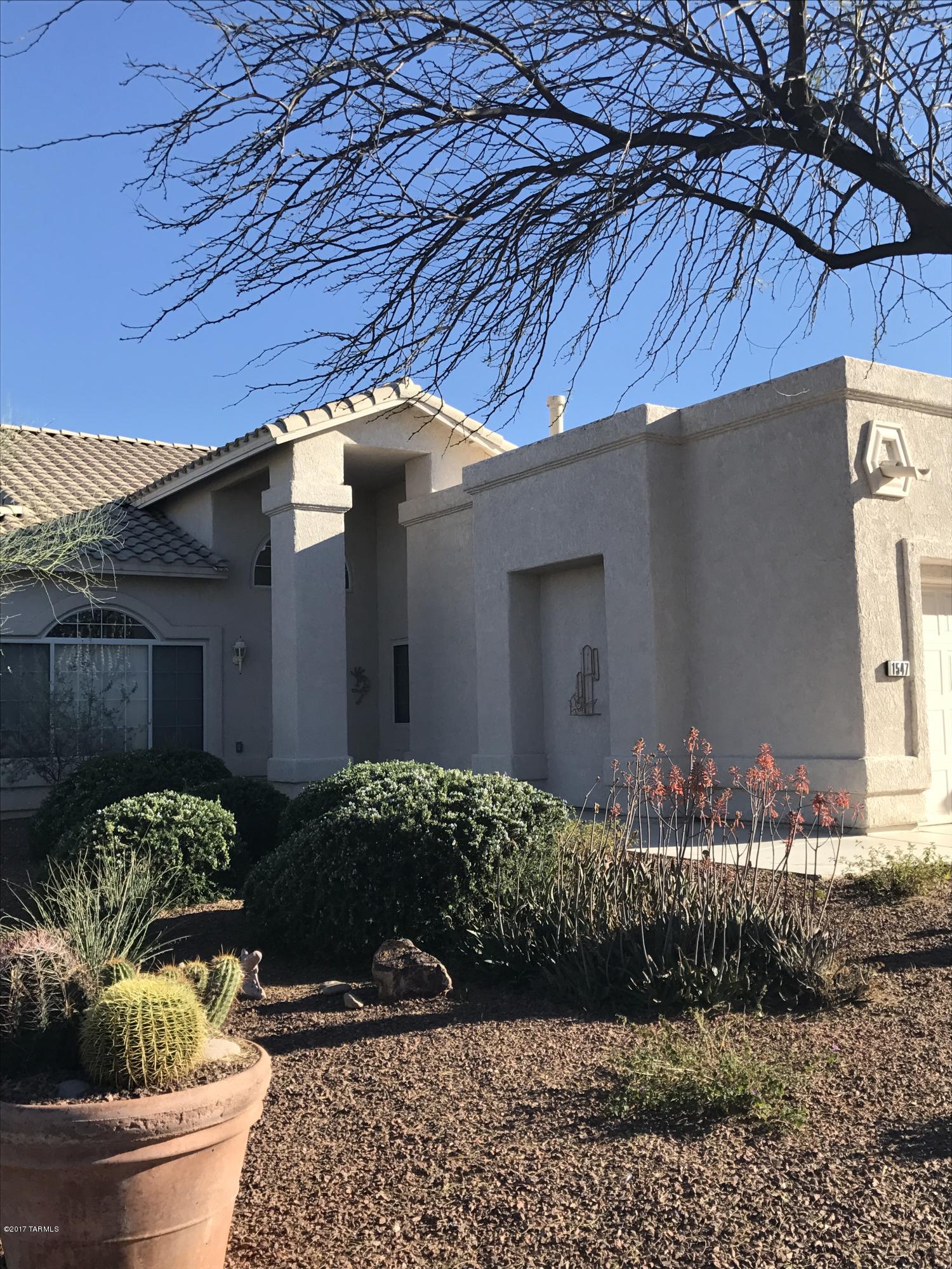 POPULAR GATED CARMEL POINTE IN ORO VALLEY. OPEN FLOOR-PLAN CONCEPT IN LIVING AREAS INCLUDING THE KITCHEN. MOUNTAIN VIEWS FROM INSIDE THE HOME AS WELL AS THE OUTSIDE BACK PATIO. HOME IS NORTH/SOUTH DISPOSITION. WELL MAINTAINED INSIDE AND OUT. CERAMIC 20 X 20 TILE THROUGHOUT, RECESSED LIGHTING IN KITCHEN AREA LARGE BREAKFAST BAR AND GREAT VIEWS FROM KITCHEN AND FAMILY ROOM. LARGE LUXURY MASTER SUITE. WILL SELL QUICKLY.