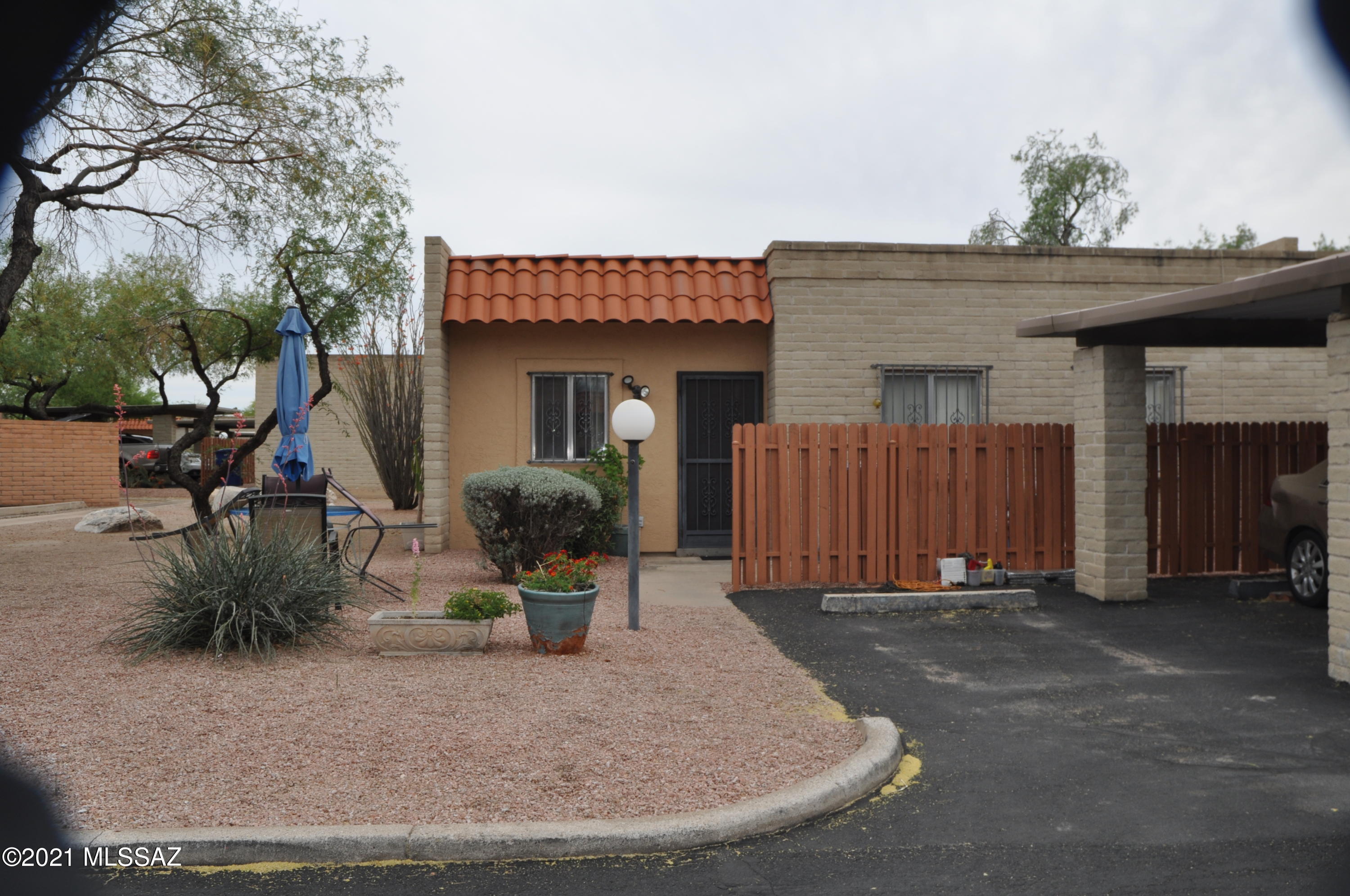 Town home close to Pantano walkway, churches, schools, post office and shopping.
Updated Kitchen and flooring throughout in May 2021.