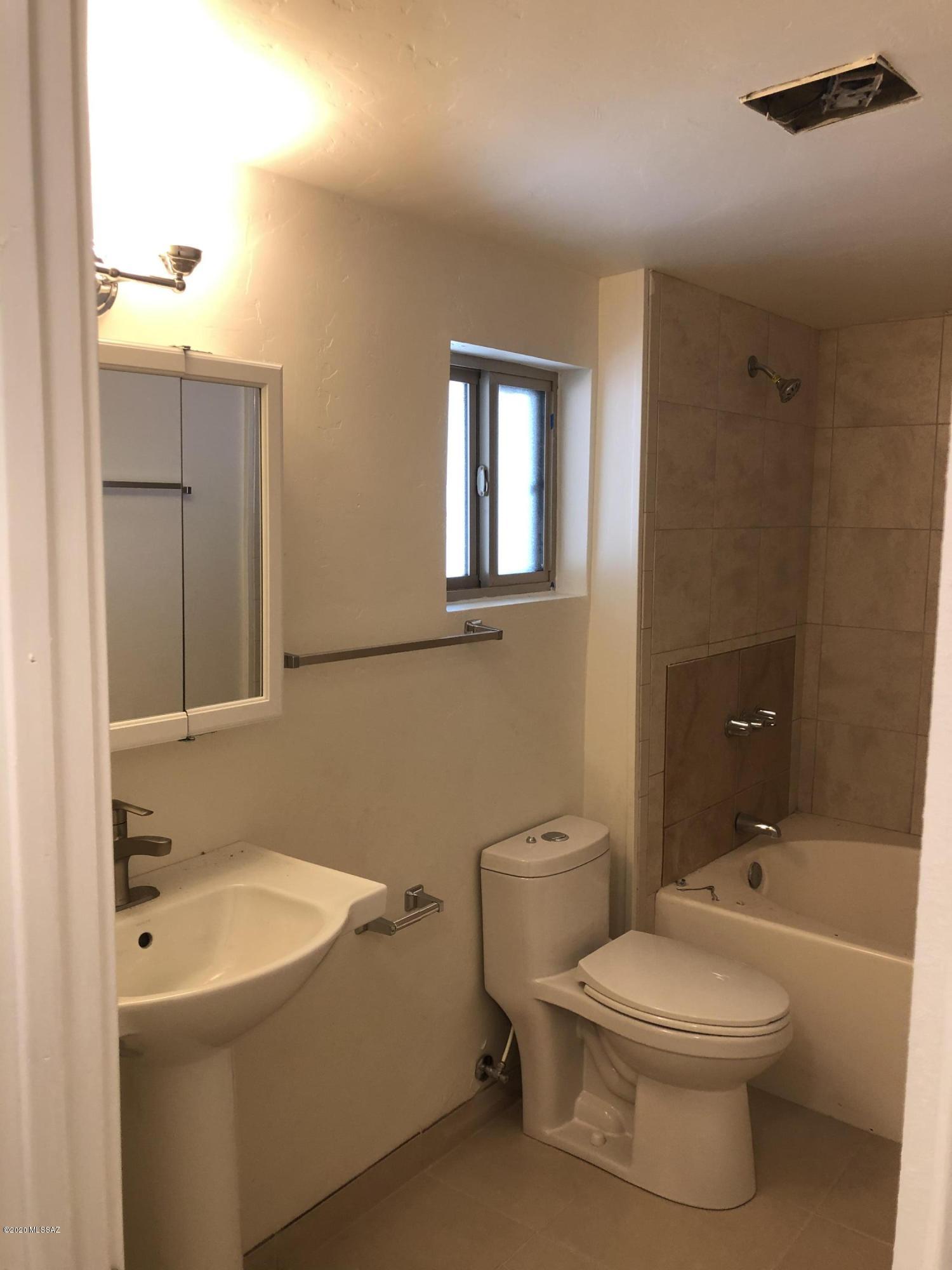 Manana Grande ''''B'''' (1-185) - Residential Lease