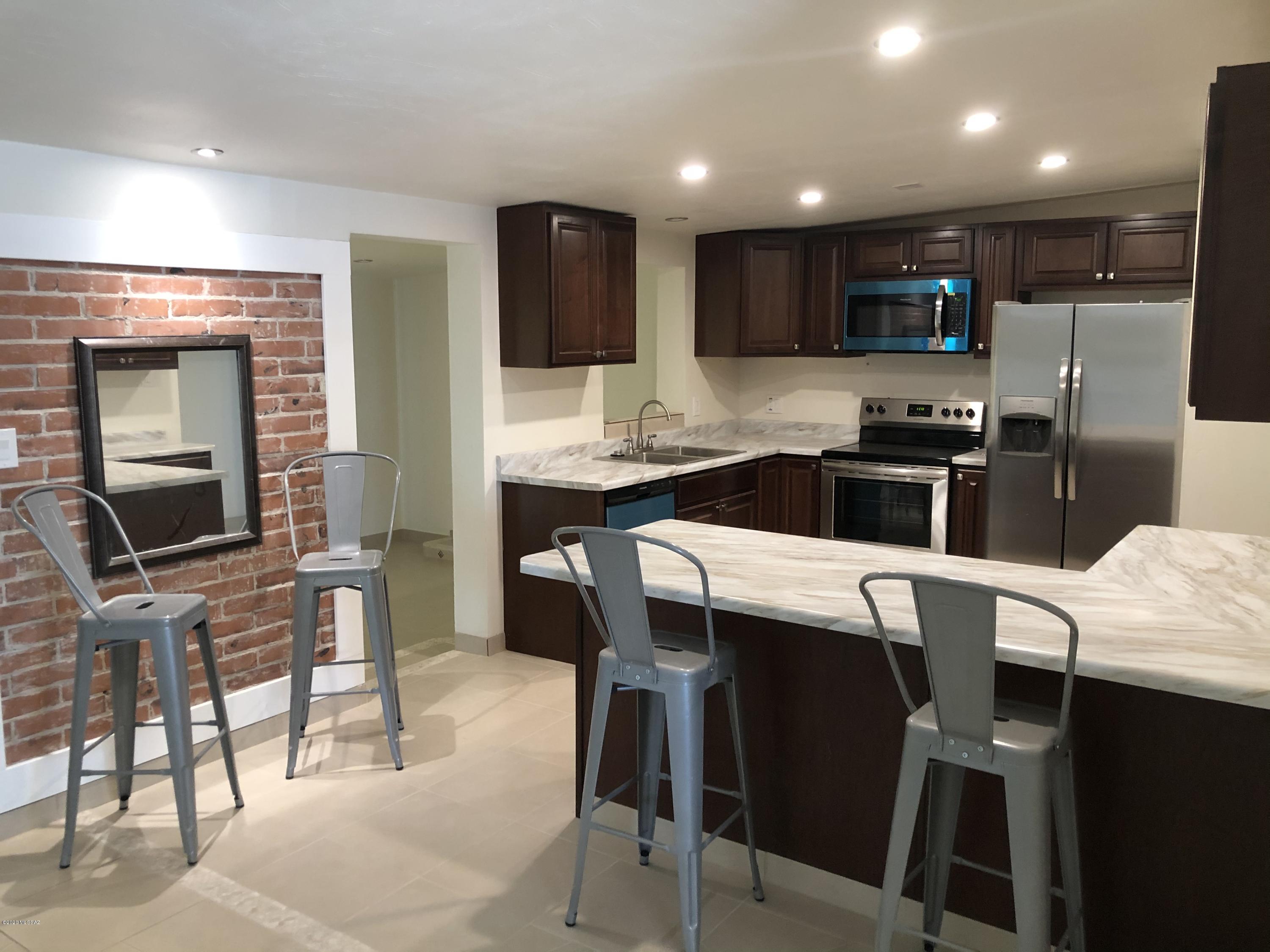 Manana Grande ''''B'''' (1-185) - Residential Lease